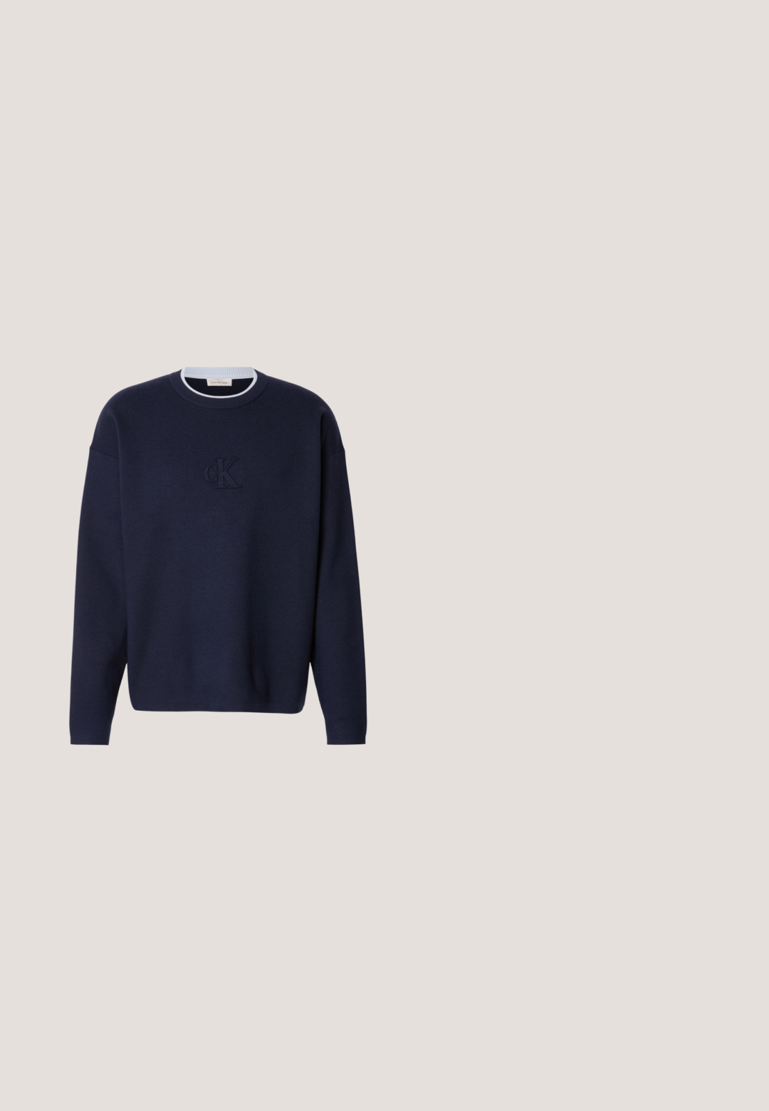 Marineblaue Strickjacke mit Rundhalsausschnitt, geripptem Kragen und dezent gesticktem "ck"-Logo auf der Vorderseite. Lange Ärmel, lockere Passform.; Helles blaues Baumwoll-T-Shirt mit kurzen Ärmeln, das ein geschwungenes schwarzes "Calvin"-Logo und den Text "Calvin Klein" darunter zeigt.; Hellblaue Jeans mit geradem Bein, hohem Bund, fünf Taschen, Knopfverschluss und dezentem Verblassen an Oberschenkeln und Knien.; Schwarze Knöchelstiefel aus glattem Material mit subtilen Nähten, einer Gummisohle und einem eleganten Design, platziert auf einer Oberfläche mit Holzstruktur.; Sonnenbrille mit einem dicken schwarzen Rahmen, grauen Gläsern und roten Akzenten an den Bügeln, die entlang der Kanten mit einem grünen Streifen versehen sind.; Schwarze Umhängetasche aus glattem Nylon. Verfügt über einen verstellbaren Riemen, eine vordere Reißverschlusstasche und ein weiß aufgedrucktes Logo. Rechteckige Form mit minimalistischem Design.