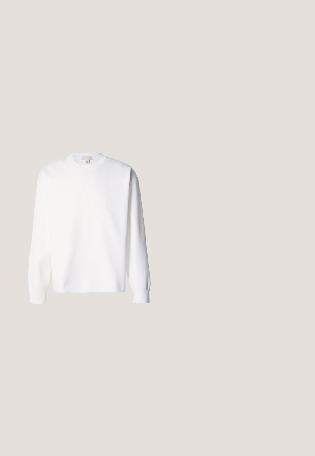 Hvid bomuldslangærmet sweatshirt med rund hals og ribstrikkede manchetter. Simpelt design uden synlige mønstre eller grafik.; Sort kortærmet shirt lavet af bomuld, med knaplukning foran, en enkelt brystlomme og et lille logo nær lommen.; Sorte denim jeans med lige pasform, let slidte teksturer, fem lommer og sølvfarvede detaljer. Mærke på taljebåndet.; Sorte læder ankelstøvler med glat tekstur, rund tå og sort gummisål. Har en snørelukning og en hælflap for nem påtagning.; Sort læder clutch-taske med en glat overflade, har lynlåslukning, en forlommem og en justerbar rem. Minimalistisk design.; Sort læderbælte med en glat finish, rund spænde med prægede 'CK' logo og justerbar længde. Simpelt og klassisk design.
