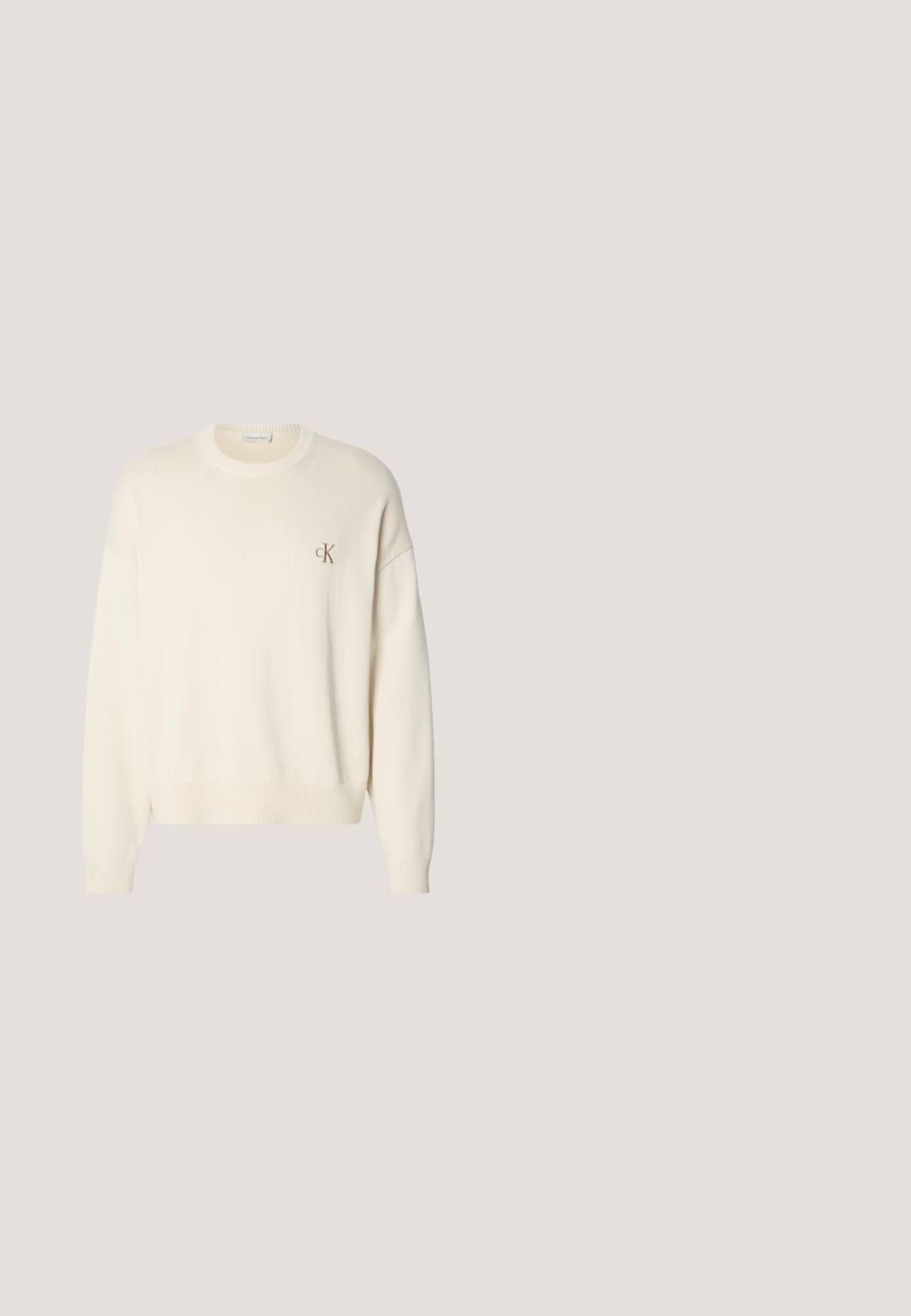 Pull en tricot couleur crème avec une texture côtelée, col rond et épaules tombantes. Présente un petit logo brodé marron sur la poitrine.; Chemise à manches courtes avec col noir, patte de boutonnage noire, poche avant et motif pied-de-poule abstrait noir et blanc.; Jean en denim noir avec une coupe droite, des détails déchirés au niveau des genoux, un style à cinq poches et une finition légèrement délavée.; Bottine noire en cuir texturé avec un bout rond, un design à lacets, et une solide semelle en caoutchouc noir. Elle est dotée d'une boucle au talon.; Sac à épaule noir avec motif géométrique blanc répétitif et bandoulière réglable, logo Calvin Klein sur le rabat avant.; Ceinture en cuir noir à texture lisse, dotée d'une boucle rectangulaire en métal gris avec un logo minimaliste.