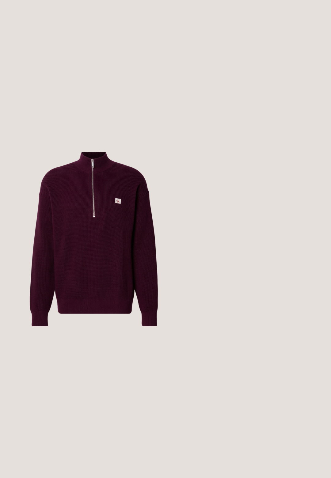 Lila Strickpullover mit hohem Kragen und Viertelreißverschluss, mit einem kleinen Logopatch auf der linken Brust und gerippten Bündchen.; Grüne und schwarze karierte Jacke mit Kragen, Knopfverschluss, zwei seitlichen Taschen und einer Brusttasche. Der Stoff wirkt strukturiert und warm.; Tarnfarbe Cargo-Hose in verschiedenen Grüntönen und Brauntönen, mit mehreren Taschen und einer lockeren Passform, aus strapazierfähigem Material.; Schwarze Leder-Stiefeletten mit strukturiertem Obermaterial, sechs Ösen und einer robusten Sohle. Mit einer Fersenschlaufe für einfaches An- und Ausziehen.; Schwarze rechteckige Sonnenbrille mit verlaufenden grünen Gläsern und dünnen silbernen Akzenten am Steg und an den Bügeln vor weißem Hintergrund.; Schwarze Umhängetasche aus strukturiertem Nylon, mit einem Hauptfach mit Reißverschluss und einer vorderen Reißverschlusstasche. Verstellbarer Riemen für zusätzlichen Komfort.