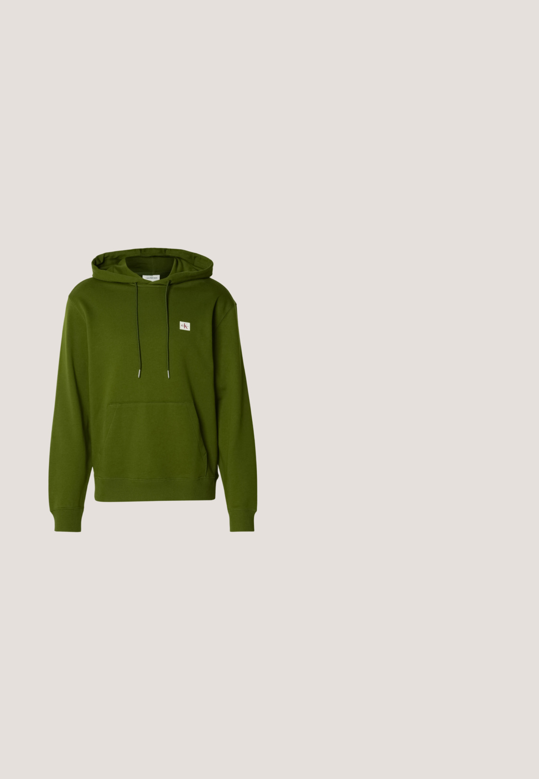 Sweatshirt olive chiné avec une poche kangourou, un capuchon à cordon, des poignets et un ourlet côtelés, et un petit logo cousu sur la poitrine.; T-shirt en coton vert avec des manches courtes, col rond, arborant un grand logo CK blanc sur la poitrine et le texte "Calvin Klein EST 1968".; Joggers en coton bleu sarcelle avec jambes effilées, ceinture élastique et poignets côtelés arborant des rayures blanches et vertes. Logo Calvin Klein sur la hanche.; Baskets blanches basses avec languette de talon verte, semelle épaisse blanc cassé, et nom de marque embossé, présentées devant un mur de blocs de verre réfléchissants.; Petit sac bandoulière vert avec bandoulière noire réglable, poche avant zippée et logo Calvin Klein bleu sur fond blanc.; Bracelet chaîne en métal argenté avec des maillons épais et un fermoir rectangulaire avec un petit logo noir.