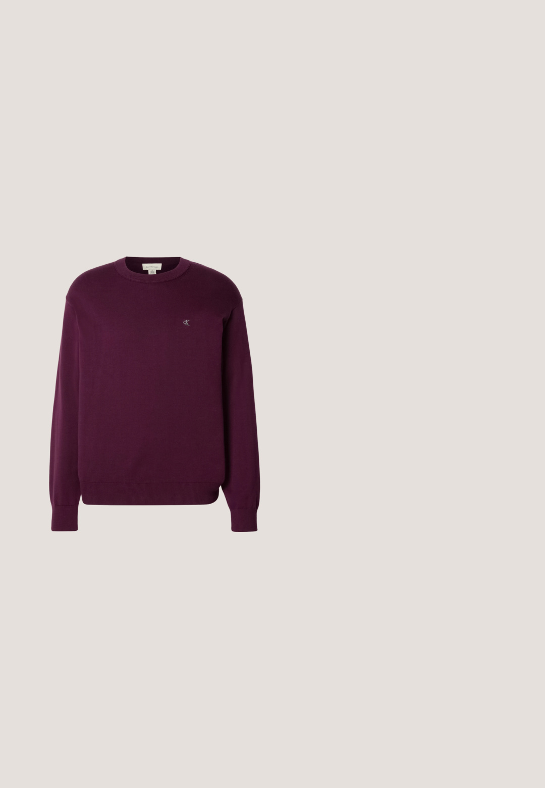 Lila Strickpullover mit langen Ärmeln, rundem Ausschnitt, geripptem Saum und Bündchen, mit kleinem CK-Logo auf der Brust. Glatte Textur.; Dunkelbraunes Langarmhemd mit Button-Down-Kragen, zwei Brusttaschen und durchgehender Knopfleiste, gefertigt aus leichtem Stoff.; Braune elastische Taillenshorts mit einfacher, glatter Struktur und Seitentaschen, flach auf hellem Hintergrund dargestellt.; Braune Lederdressschuhe mit einer abgerundeten Spitze, minimalen Nähakzenten und einer robusten schwarzen Sohle. Verfügt über eine Schnürung und eine glatte Textur.; Schwarze Calvin Klein Tragetasche mit zwei langen Griffen, einer Reißverschlusstasche vorne und einem aufgedruckten Logo vorne in der Mitte.; Brauner Ledergürtel mit glänzender Oberfläche, ausgestattet mit einer silberfarbenen CK-Schließe, die kreisförmige und rechteckige Designelemente aufweist.