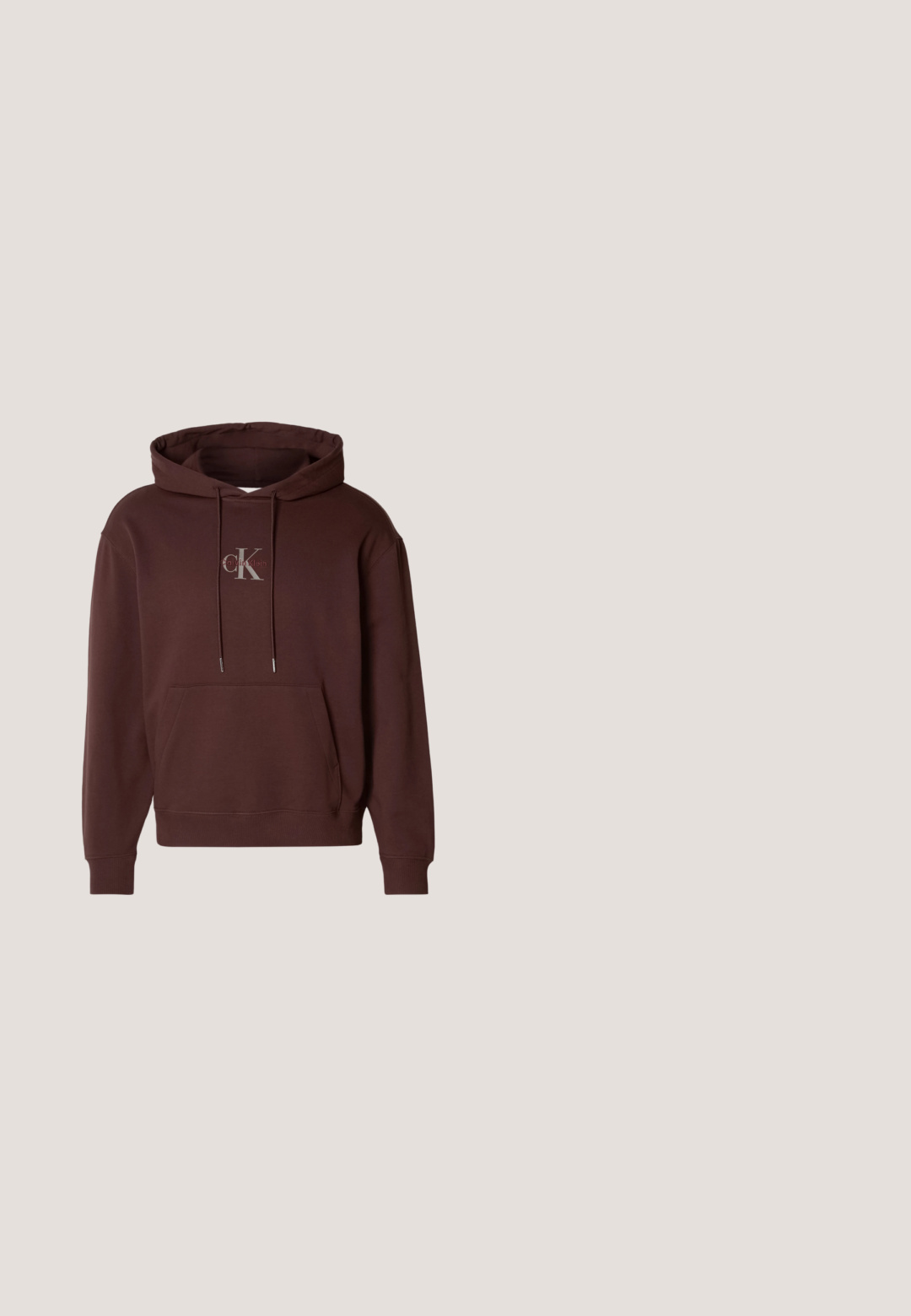 Bruin hoodie gemaakt van een katoenmix met een voorste kangoeroezak. Bevat een grijze logo dat in het midden is gedrukt.; Effen lichtblauw T-shirt met korte mouwen en ronde hals met klein zwart "cK" logo op de linkerborst.; Lichtblauwe jeans met rechte pijpen, knoop- en ritsluiting aan de voorkant, riemlussen en een ontwerp met vijf zakken.; Witte leren sneaker met een zwarte accent op de hak, met een ronde neus, platte veters en een dikke witte zool. Calvin Klein-logo weergegeven.; Zwarte leren schoudertas met twee ritscompartimenten, gestructureerd afwerking, verstelbare schouderband en zilveren hardware-accenten. Calvin Klein-logo zichtbaar.; Zilverkleurige metalen schakelarmband met een gouden rechthoekige plaat met een klein zwart Calvin Klein-logo op een effen lichte achtergrond.