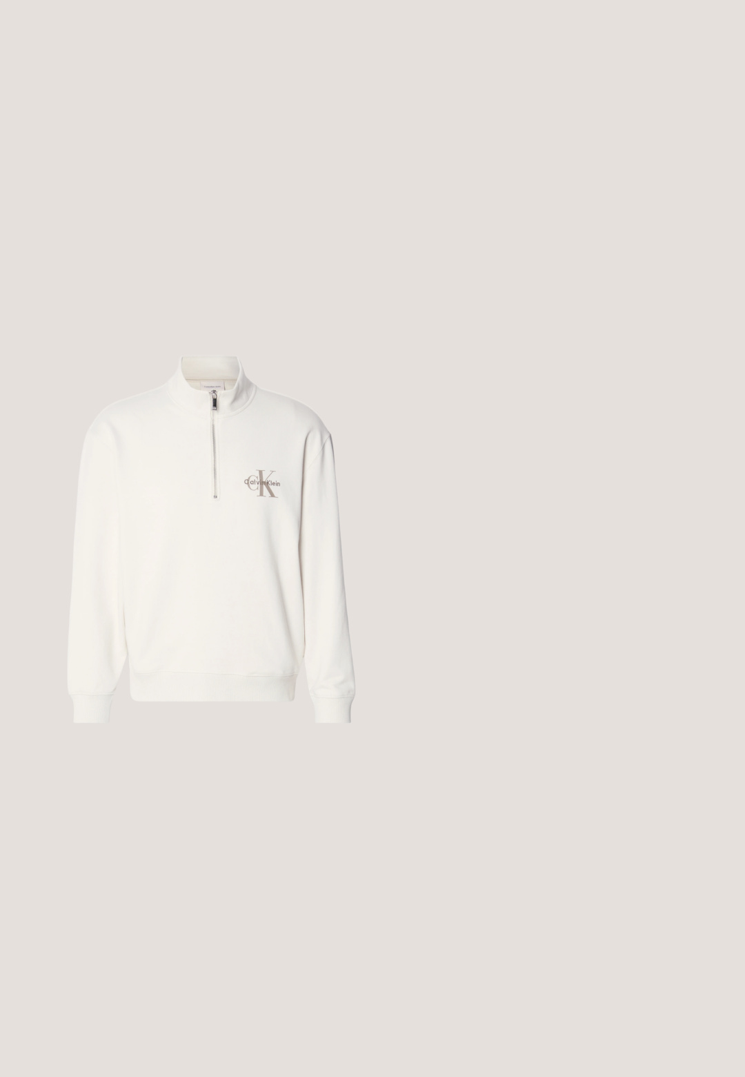 Valge pullover-sweater poolsihtkinnitusega kraega, vasakul rinnal hall logo ja soonikkoes mansetid ning allserv. Pehme materjali tekstuur.; Valge puuvillane T-särk, millel on ümar kaelus, lühikesed varrukad ja lilla "Calvin Klein" logo trükituna rinna peal.; Tumed sinine teksapüksid, otse jalaga disainiga, millel on lõppkinnitus ja nööbid, viis taskut ning diskreetne õmblemise detail.; Madal valge tennisejalanõu paeltega esiküljel ja tekstuuriga kummist tallaga, neutraalse ühevärvilise tausta ees.; Pruunitooniga päikeseprillid, millel on õhuke kuldne metallraam, geomeetrilise objektiivi kuju ja tekstuuriga templid. Sisaldab reguleeritavaid ninasid.; Pruuni seemisnahast ristkülikukujuline kott musta nahast servade ja tõmblukuga, millel on must silt kirjaga "Karl Lagerfeld 21 Rue St-Guillaume Paris".