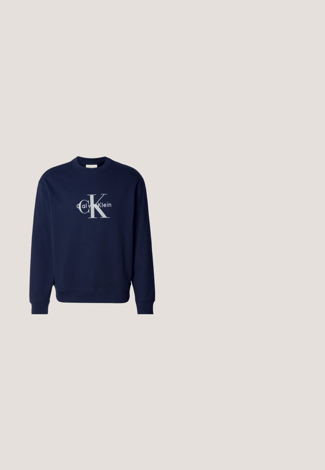 Námornícky modrý bavlnený sveter s okrúhlym výstrihom, dlhými rukávmi a rebrovanými manžetami; obsahuje veľké strieborné logo s "Calvin Klein" a "CK."; Svetlomodré tričko s krátkym rukávom vyrobené z vaflového úpletu, s okrúhlym výstrihom a malou červenou nášivkou s logom "CK" na ľavej strane hrudníka.; Svetlo modré tepláky vyrobené z mäkkej látky, s elastickým pásom, rebrovanými manžetami a tmavomodrým logom potlačeným na boku.; Biela a sivá teniska Calvin Klein so šnurovaním vpredu, polstrovanou podrážkou a sťahovacími pútkami na jazyku a päte.; Svetlomodrá ľadvinka Calvin Klein s bielym logom, čiernym nastaviteľným popruhom a zipsom na jednofarebnom pozadí.; Strieborný kovový náramok s obdĺžnikovými článkami, lešteným povrchom a malými kruhovými akcentmi, navrhnutý na tesné priliehanie okolo zápästia.