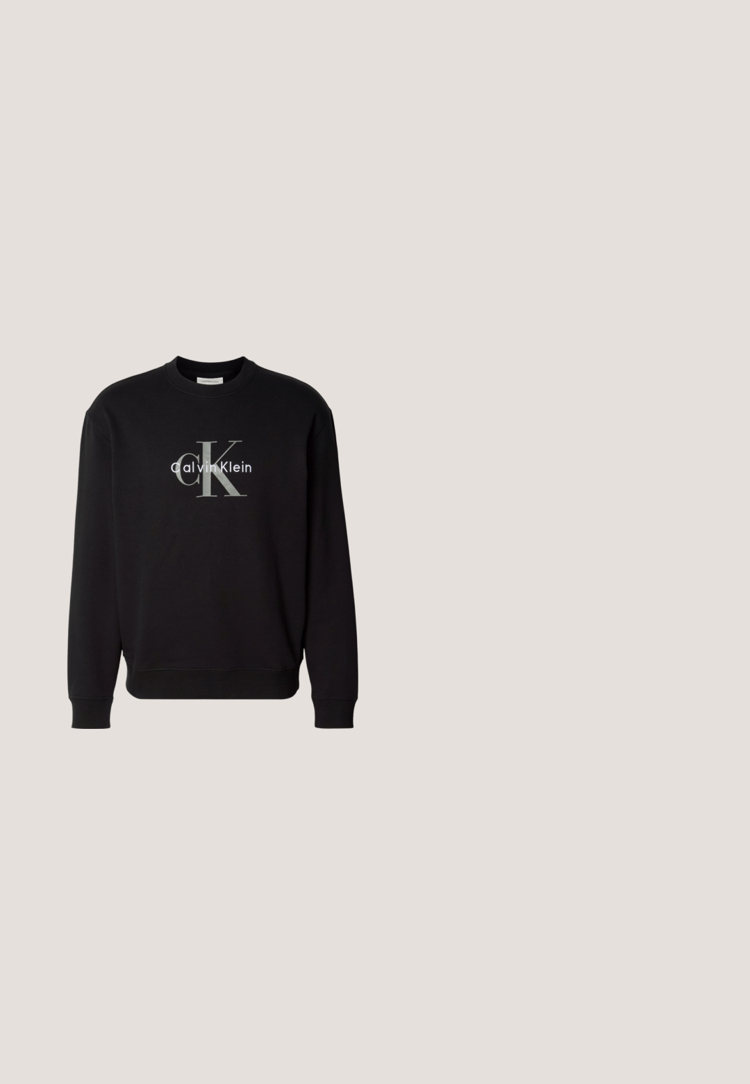 Čierna mikina s dlhým rukávom s veľkým sivým textovým logom "cK" a bielym "Calvin Klein" v strede na prednej strane.; Biela bavlnená tričko s modrým obdĺžnikovým logom, na ktorom je v bielom texte "calvin klein" a "new york city" na prednej strane. Klasický strih.; Pánske modré džínsy s piatimi vreckami, zapínanie na gombík a mierne vyblednuté predné stehná a kolená.; Čierna atletická obuv s vrchnou časťou z sieťoviny, textúrovanými akcentmi a hrubou gumovou podrážkou. Obsahuje pútko na päte a šnurovací dizajn.; Čierne slnečné okuliare s obdĺžnikovými šošovkami, matným povrchom, hrubými rámami a štíhlymi stranicami s jemným brandingom.; Čierna kabelka cez rameno s kockovaným vzorom, vyrobená z textúrovaného materiálu. Má predné vrecko a logo ako akcent. Súčasťou je nastaviteľný popruh.