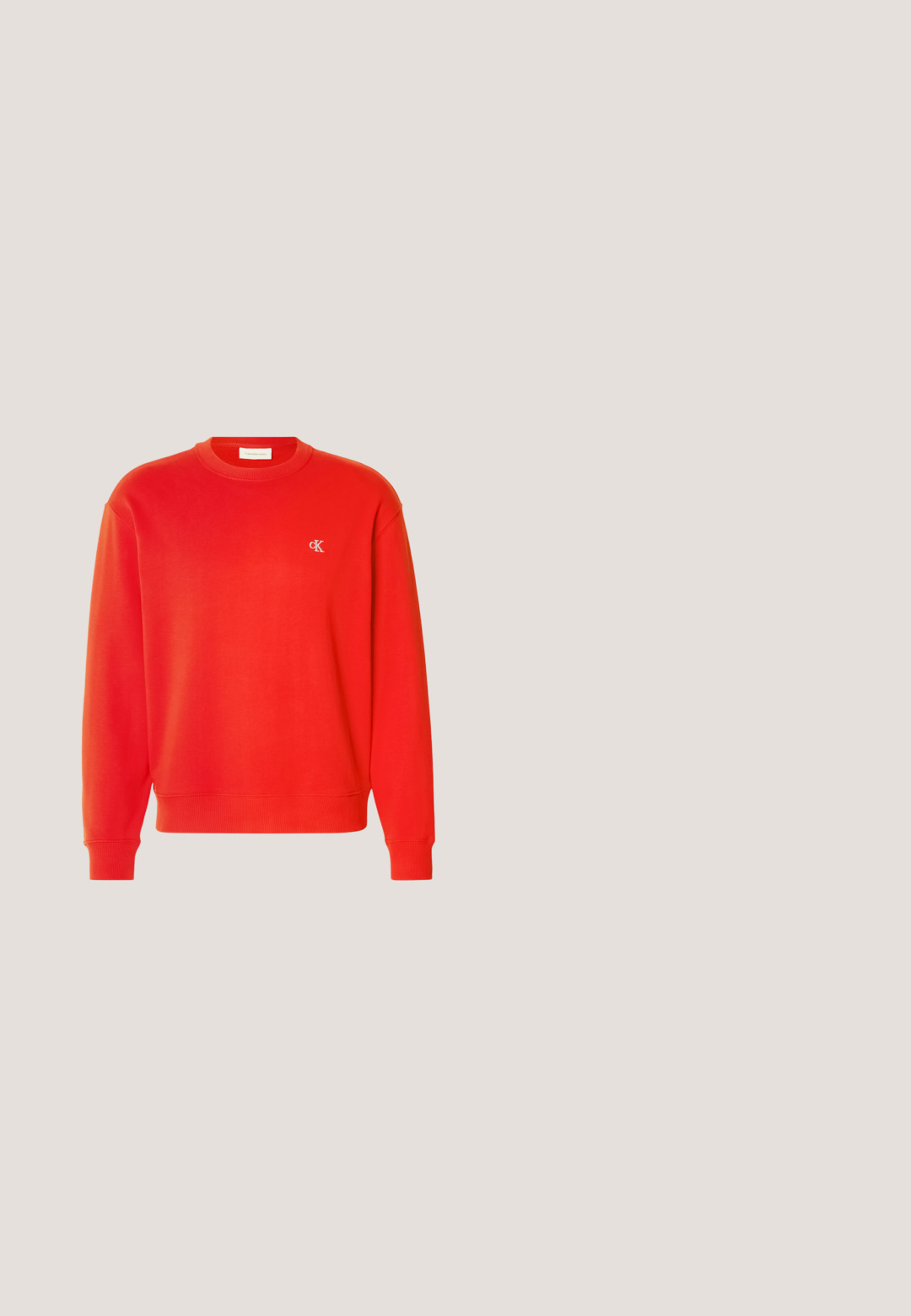 Roter Baumwollpullover mit gerippten Bündchen und Saum sowie einem kleinen gestickten Logo auf der linken Brust. Glatte Textur, klassisches Rundhalsdesign.; Schwarzes Baumwoll-T-Shirt mit kurzen Ärmeln und Rundhalsausschnitt. Enthält ein weißes quadratisches Logo mit "CK" in Schwarz auf der linken Brust.; Jeans aus mittleren Blautönen in geradem Bein, mit klassischem Fünf-Taschen-Design, Gürtelschlaufen und Knopfverschluss.; Schwarze Wildleder-Stiefeletten mit einer strukturierten Oberfläche, runder Zehenpartie, grauen Schnürsenkeln und einer stabilen schwarzen Sohle. Verfügt über eine kleine Zuglasche an der Rückseite.; Schwarze rechteckige Sonnenbrille mit dunklen Gläsern und dicken Rahmen, die auf einer weißen Oberfläche liegt.; Schwarze rechteckige Calvin Klein Schultertasche mit vorderer Reißverschlusstasche und verstellbarem Träger mit Calvin Klein-Logo.