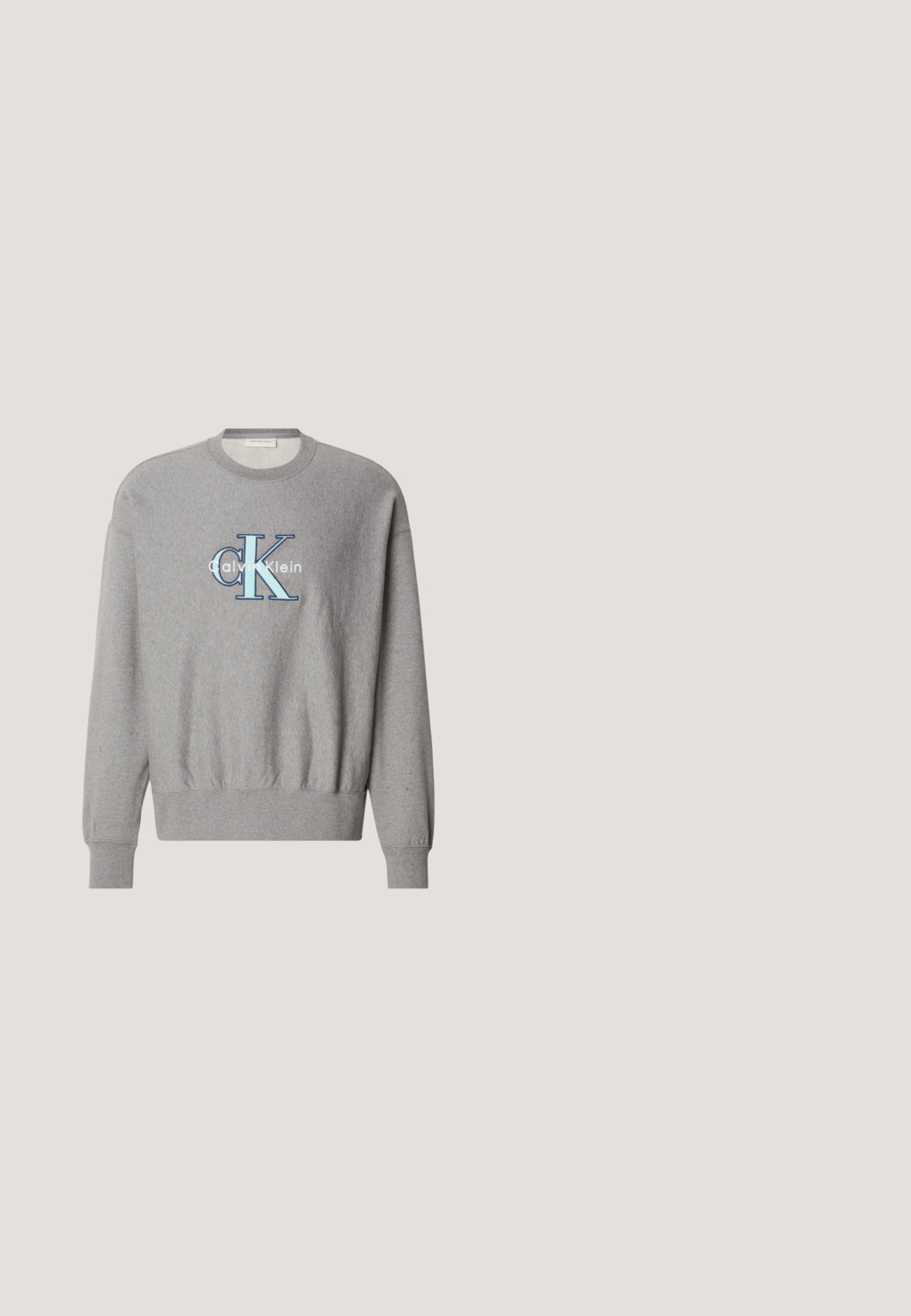 Sudadera gris con cuello redondo, puños y dobladillo de canalé, que presenta un logo azul y blanco de "Calvin Klein" en el centro. Ajuste clásico.; Camiseta negra de manga corta con un bolsillo en el pecho en el lado izquierdo que lleva un pequeño parche con el logo de Calvin Klein.; Pantalones cargo negros de tela, con cintura elástica, cierre de botón y múltiples bolsillos laterales con solapas.; Zapatilla negra baja con paneles texturizados, cordones y logo "ck" en el lateral, flotando sobre un suelo de hormigón pulido cerca de bloques de vidrio.; Gafas de sol rectangulares negras con montura gruesa y lentes tintados oscuros sobre un fondo blanco.; Maletín de cuero negro con asas de tela y una correa de hombro ajustable. Presenta una superficie texturizada y un logo en el frente.