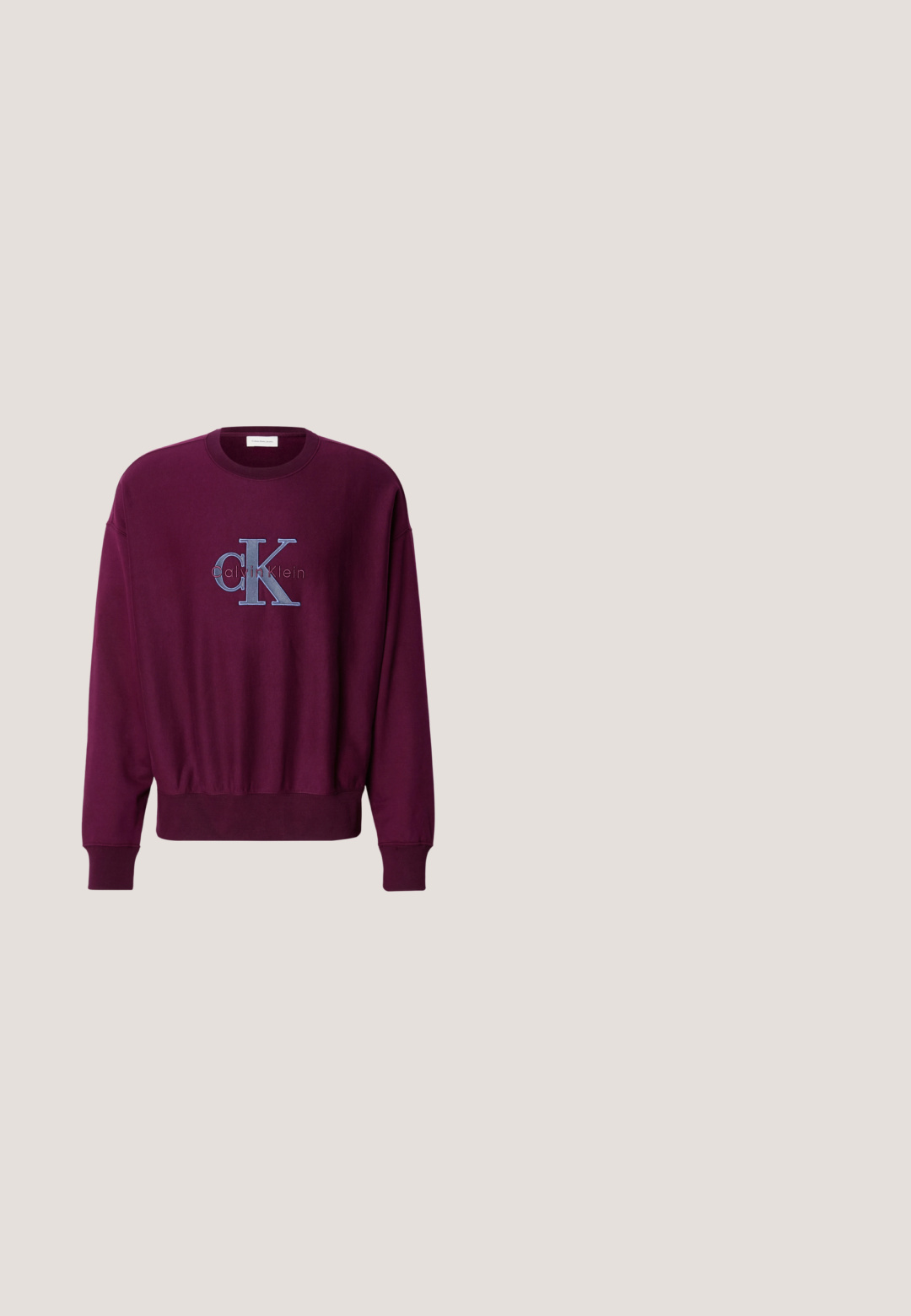 Bordeauxfarbener Sweatshirt mit langen Ärmeln, gerippten Bündchen und Saum. Mit einem blauen, gestickten Calvin Klein-Logo auf der Brust. Weicher Stoff.; Bordeauxrotes Baumwoll-T-Shirt mit kurzen Ärmeln, Rundhalsausschnitt und kleinem gesticktem Logo auf der linken Brust. Glatte Textur.; Hellblaue Jeans mit geradem Bein, hohem Bund, fünf Taschen, Knopfverschluss und dezentem Verblassen an Oberschenkeln und Knien.; Weißer Ledersneaker mit glatter Oberfläche, Schnürdesign, abgerundeter Spitze und kontrastierendem schwarzem Fersenakzent. Die Gummisohle sorgt für Griffigkeit.; Schwarze und graue Calvin Klein Umhängetasche mit Karomuster, Frontreißverschlusstasche und verstellbarem Riemen vor weißem Hintergrund.; Silbernes Armband aus rechteckigen Metallgliedern mit strukturierter Oberfläche und glatten Kanten, ausgestattet mit dezenter Markenkennzeichnung.