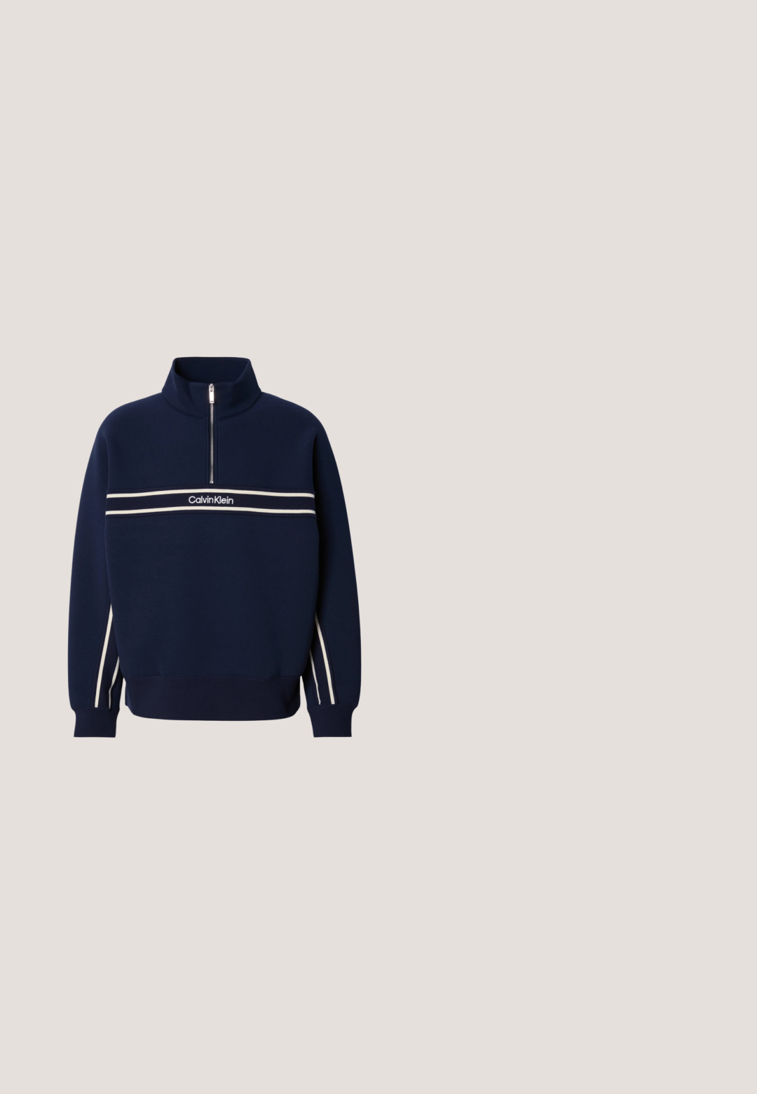 Marineblå sweatshirt med en halvlange lynlås, hvide striber over brystet og branding i midten. Strikket tekstur med ribbede manchetter.; Mørkegrøn bomuld T-shirt med rund halsudskæring, korte ærmer og et lille CK-logo på øverste venstre bryst.; Lyseblå straight-leg denim jeans med falmede detaljer, frontknap og lynlås samt fem-lomme design inklusive et lille Calvin Klein mærke på lommen.; Hvid og beige lavsko med snørelukning foran, ruskindsdetaljer og "cK" logo på siden, vist i profil mod en ensfarvet baggrund.; Sort crossbody taske med gentagende geometrisk mønster, lynlåslukning, justerbar rem og lille Calvin Klein-logo foran.; Sort læderbælte med en glat finition, udstyret med en rektangulær sort metalspænde og beige indvendig beklædning. Simpelt, klassisk design.