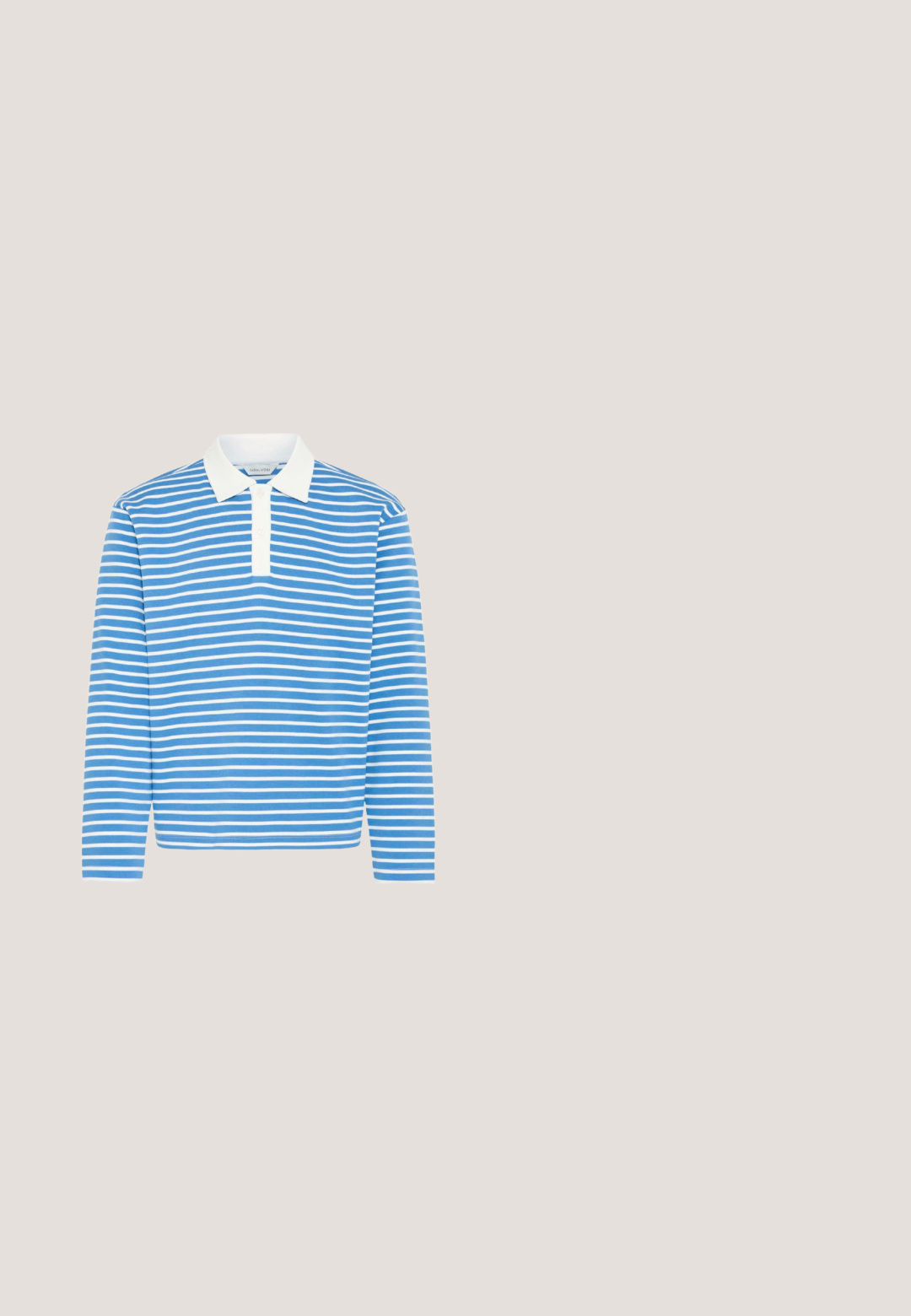 Gestreept poloshirt met lange mouwen in lichtblauw en wit, voorzien van een witte kraag en een knoopsluiting met twee knopen, gemaakt van zacht stof.; Lichtbeige linnen shirt, lange mouwen, met kraagontwerp, twee borstzakken en knoopsluiting aan de voorkant. Soepele textuur en relaxte pasvorm.; Lichtbeige jeans van katoen, met een rechte pijp, vijf-pocket stijl en een zilveren metalen knoopsluiting.; Blauwe suède sneaker met ronde neus, contrasterende witte middenzool en marineblauwe hielaccent. Voorzien van platte veters en een geperforeerd ontwerp op de neus.; Zwarte kunststof zonnebril met rechthoekige lenzen, gepolariseerde lenzen en metalen accenten op het frame voor verbeterde duurzaamheid.; Geweven riem in tinten van blauw en wit, met een leren accent en een zilveren metalen gesp. De gevlochten textuur voegt visuele interesse toe.