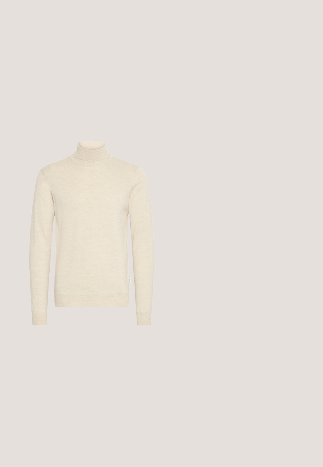 Beige rullekravesweater lavet af blødt strikket stof. Har lange ærmer og en tætsiddende design med ribkant ved halsudskæringen og ærmekanter.; Tekstureret brun jakke med et ternet mønster, knappelukning, to brystlommer og krave. Fremstillet af et varmt vævet stof.; Grønne bomuldsshorts med elastisk talje, afslappet pasform og et lille broderet logo på nederste venstre side. Glat tekstur, ingen lommer.; Hvid sneaker med lysegrå ruskindsdetaljer, sort hælfane og sort diagonalstribe med gult "Lee" logo på siden, flad hvid sål.; Sort rektangulær skuldertaske med lynlåslomme foran, sølvfarvet lynlås og justerbar rem med præget mærkenavn.; Sølvkæde armbånd med en rund religiøs medaljon og lås med hummerlås på en ensfarvet hvid baggrund.