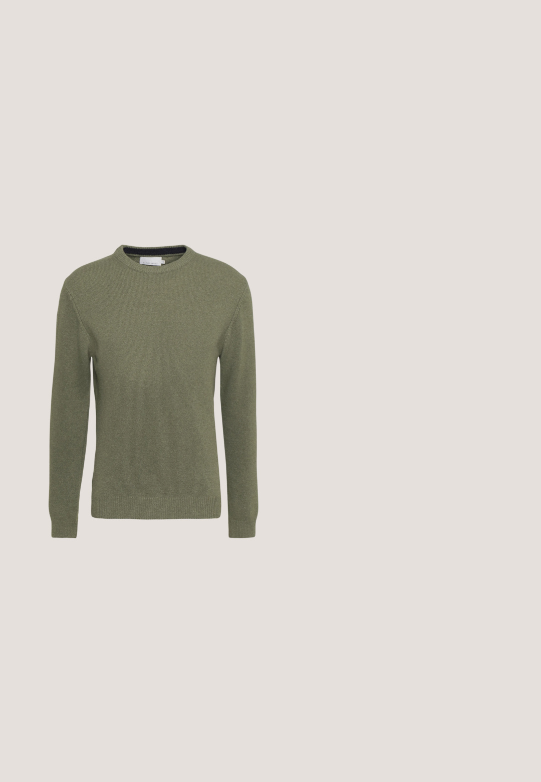 Grøn crew-neck sweater lavet af et tekstureret strikkemateriale. Har lange ærmer samt ribbede manchetter og kant. Simpelt, udekoreret design.; Kortærmet skjorte i rød og sort ternet mønster lavet af bomuld. Indeholder to brystlommer med knapklapper og et klassisk krave-design.; Sorte skræddersyede bukser med lige ben, som har knaplukning og bæltestropper. Fremstillet i glat stof uden synlige mønstre.; Sorte læder sko med en glat overflade, rund tå og minimal snøring. Har en flad gummisål og diskret branding på siden.; Bordeaux butterflyknude med justerbar rem og matchende lommetørklæde. Begge dele er lavet af glat stof i en ensfarvet farve.; Sort læderbælte med en glat tekstur, der har en spænde i sølvfarvet metal og et klassisk design. Justerbar længde, minimalistisk stil.
