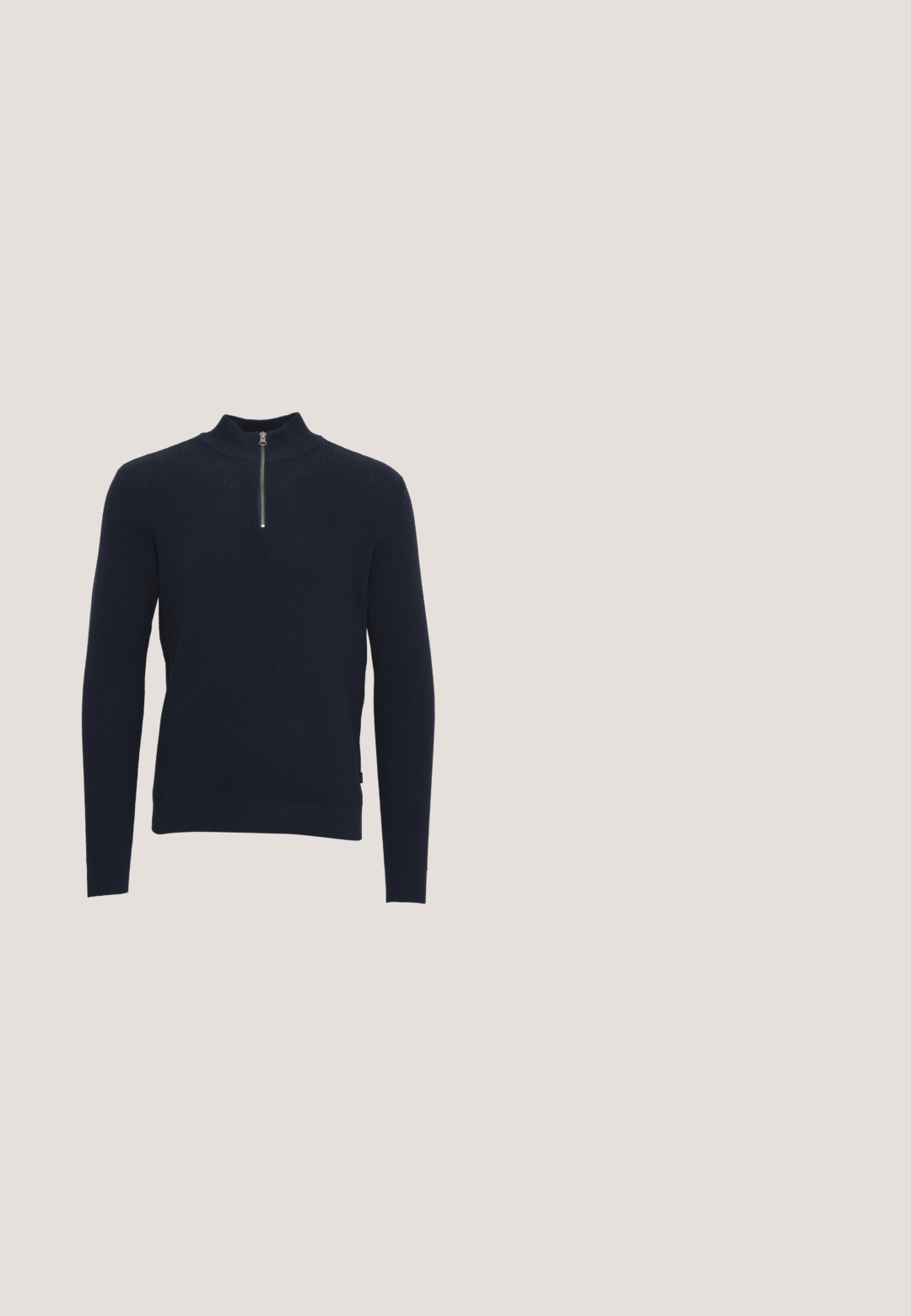 Suéter de punto azul marino con cuello alto y media cremallera. Tejido texturizado y puños y dobladillo acanalados. Diseño minimalista, sin patrones ni acentos.; Polo navy con cuello clásico, tapeta de dos botones, acentos blancos en las mangas y un parche de logo texturizado en el lado izquierdo del pecho.; Pantalones de chándal negros de tela suave, con cintura elástica y cordón, bolsillos laterales y puños en los tobillos.; Zapatilla de cuero blanco con punta redonda, cordones en la parte delantera, suela de goma crema y detalle en tono marrón. La superficie texturizada muestra un diseño minimalista.; Bolsa de tela azul marino con asas negras, bolsillo frontal con cremallera, correa de hombro ajustable y logo "BOSS" centrado sobre el bolsillo.; Cinturón de tela negra entrelazada con hebilla rectangular plateada y punta de cuero negra, enrollado sobre un fondo blanco.
