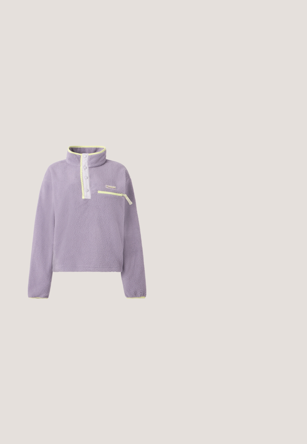 Pull-over en polaire lavande avec col à boutons-pression, bordure jaune et poche zippée horizontale sur la poitrine gauche, présenté sur fond blanc.; Débardeur côtelé rose clair avec un col rond, conçu sans manches et d'une coupe ajustée, fabriqué en tissu de coton extensible.; Jupe rayée rose et blanche avec un design portefeuille, dotée d'une fermeture à bouton et d'un petit logo brodé à l'ourlet. La texture du tissu est lisse.; Baskets Jordan rose et blanches avec empeigne en mesh matelassé, fermeture à bride et semelle surélevée, présentées en profil droit sur fond blanc.; Sac à main en denim rose clair en forme de croissant avec une bandoulière nouée et une étiquette rouge Levi's sur un fond uni.; Collier en or avec des perles rondes blanches et des maillons circulaires, orné d'un fermoir présentant un petit emblème décoratif.
