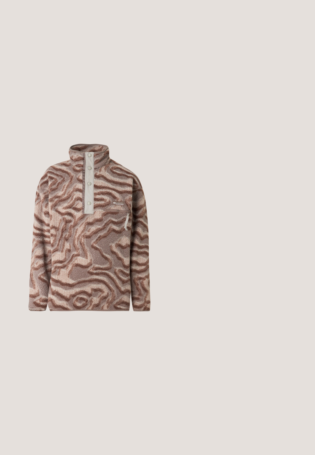 Pull polaire marron et beige à motifs avec col montant, patte de boutonnage et poche poitrine zippée sur fond uni.; T-shirt noir à manches courtes en coton, avec des accents de trois rayures blanches sur les épaules et un logo Adidas brodé sur la poitrine.; Jean en denim bleu évasé avec accents décolorés et déchirures au niveau des genoux. Présente une taille haute et un design à cinq poches, terminé par une fermeture à bouton.; Bottines Chelsea en cuir noir avec panneaux latéraux élastiques, bout rond et semelle en caoutchouc texturé. Comprend une languette à l'arrière pour un enfilage facile.; Grand sac cabas marine avec poignées et base crème, doté d'une poche extérieure zippée avec des initiales brodées en beige à l'avant.; Ceinture en tissu à rayures noires et blanches avec une boucle rectangulaire argentée gravée de "TOMMY JEANS" et du contour du logo.