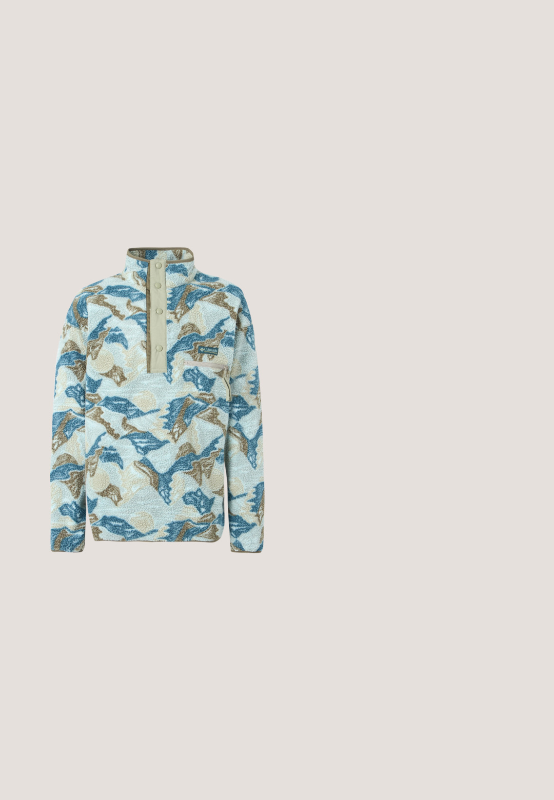 Fleecepullover mit blauem, beige und cremefarbenem abstraktem Bergmuster, Druckknopfleiste, Brust-Reißverschlusstasche und Columbia Sportswear Logo.; Schwarzes Baumwoll-T-Shirt mit einem bunten Grafikdruck, der eine Ananas und Kirschen zeigt. Der Text lautet "Stance Community Run Club." Mit kurzen Ärmeln.; Netzgewebe-Shorts mit braunem und grauem Blatt-Tarnmuster, elastischem Bund und weißem "obey"-Logo am unteren rechten Bein.; Hellgrüner Leder-Bootsschuh mit braunen Schnürsenkeln und Ösen, ausgestattet mit einer dicken, strukturierten Gummisohle und abgesteppten Details entlang der Ränder.; Schwarz gerahmte Sonnenbrille mit randlosen, blau-violetten verspiegelten Gläsern, die auf einer hellen Oberfläche liegen.; Weiße Perlenkette mit silbernen Strasszwischenstücken und einem silbernen Kettenverschluss, präsentiert vor einem einfachen hellen Hintergrund.