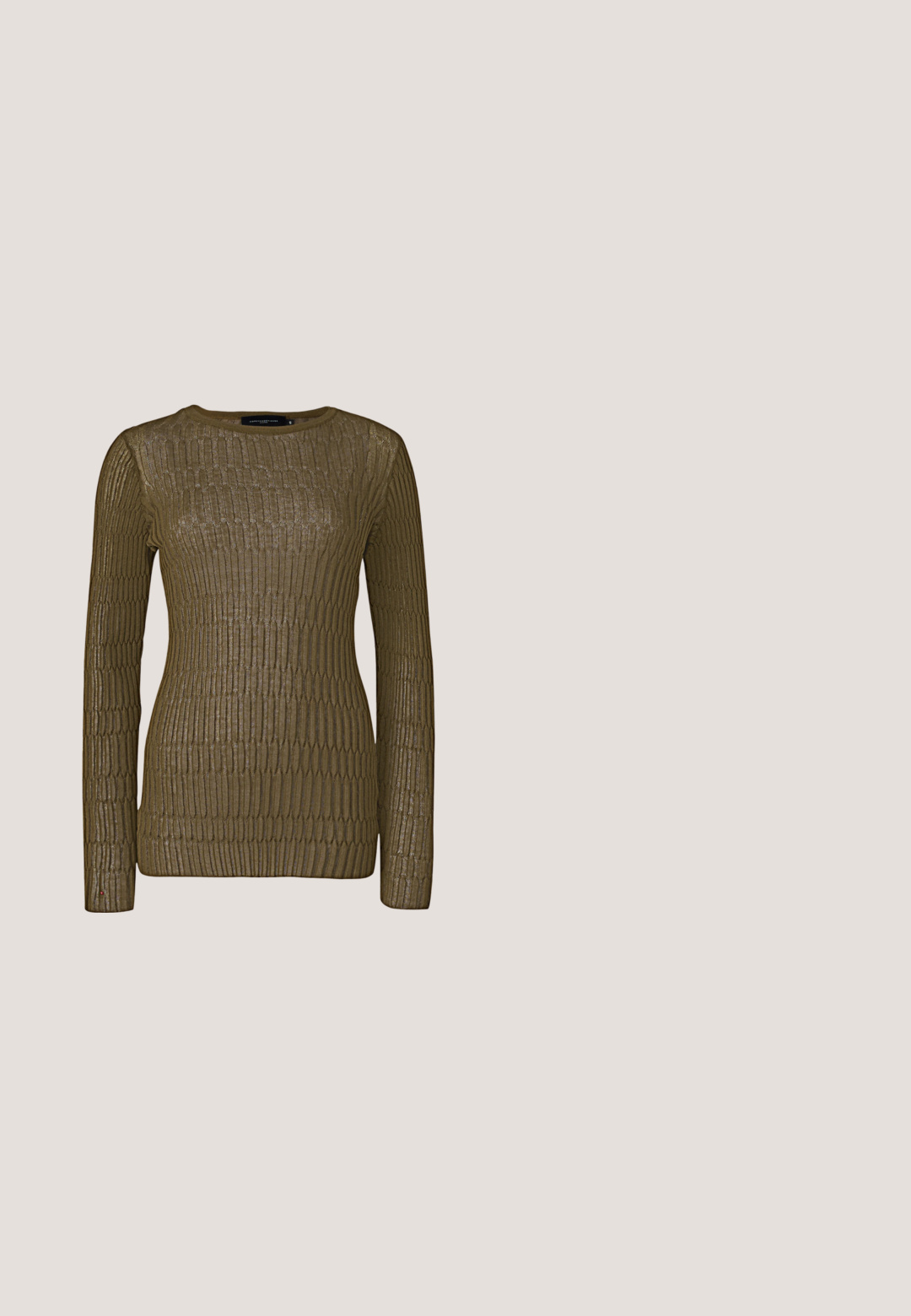 Copenhagen Muse Svetrík - military olive; Biely košeľový top s výšivkou a dierkovanými detailmi, s golierom a trojštvrťovými rukávmi.; Tmavomodré džínsy z denimu so stredne vysokým pásom, štýlom s piatimi vreckami a rozšírenými nohavicami, zobrazené položene na bielom pozadí.; Čierna kožená členková topánka s špicatou špičkou, elegantným siluetou a masívnym štvorecovým podpätkom. Hladký povrch s minimálnymi švovými detailmi.; Pár strieborných kruhových náušníc s jemnými gravírovanými detailmi, umiestnených na jednofarebnom bielom pozadí.; Čierny kožený opasok s veľkou striebornou kovovou sponou s prepracovanými detailmi a dekoratívnymi akcentmi na oboch koncoch.