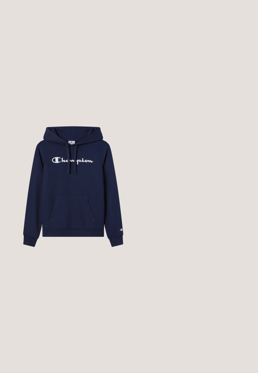 Sudadera con capucha de color azul marino con un gran logotipo blanco de "Champion", bolsillo delantero, capucha con cordón y puños y dobladillo acanalados. Material de algodón suave.; Camiseta de algodón morada de cuello redondo y manga corta, que presenta un pequeño logo en el pecho y un parche del logo en la manga.; Pantalones azul marino de corte acampanado fabricados con tela suave, con cintura elástica y textura lisa, acabados con un dobladillo limpio.; Zapatillas deportivas grises con parte superior de malla, cierre de cordones y suela blanca moldeada; presentan un patrón texturizado y un acento de logo.; Bolso tote grande azul marino con asas negras, con la inscripción "tommy jeans" y un pequeño logo rectangular de Tommy Jeans en el centro frontal.; Aretes de plata de ley con un diseño retorcido, que presentan superficies lisas y brillantes. Sin patrones ni acentos visibles.