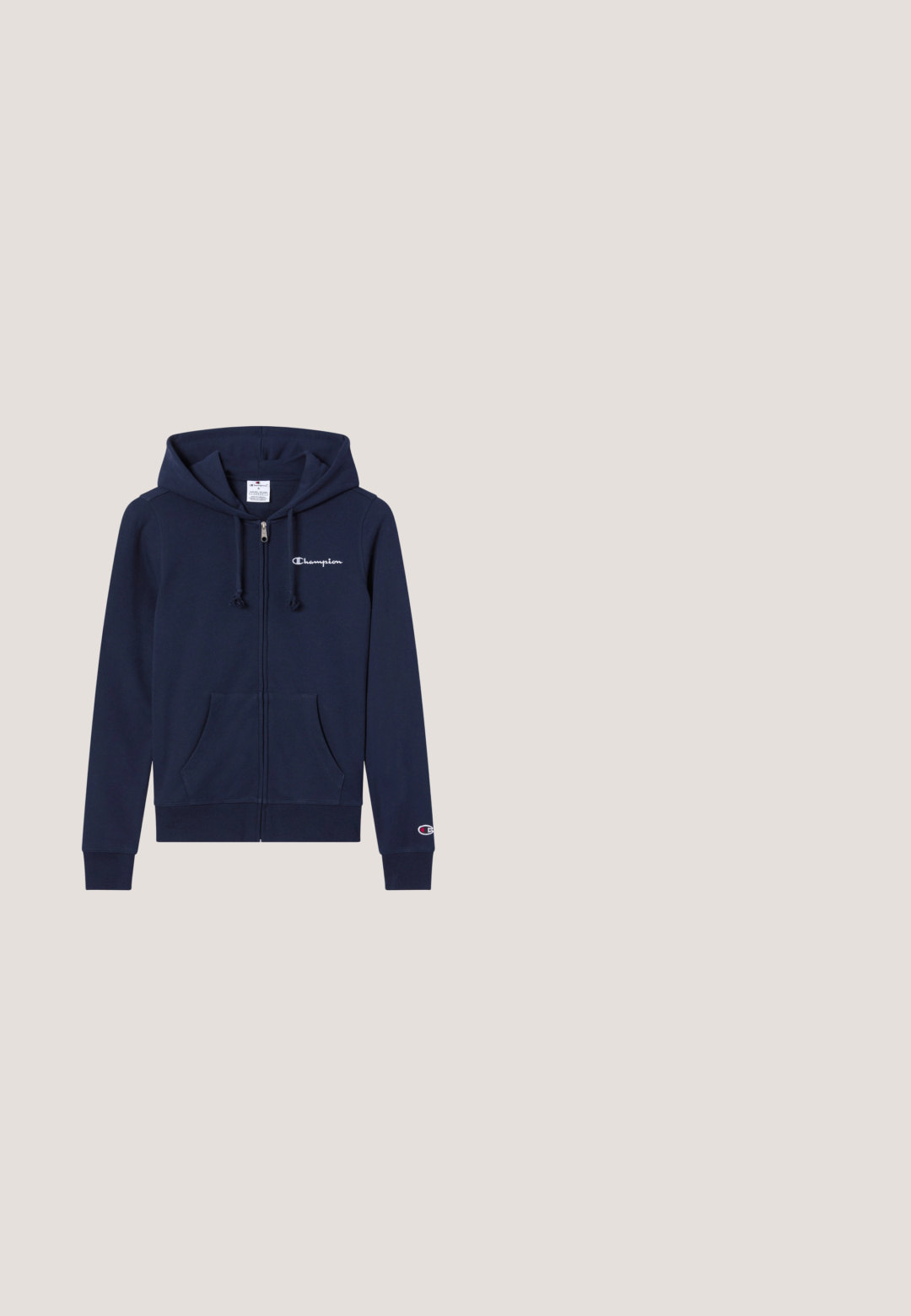 Sudadera con capucha azul marino con cremallera, hecha de mezcla de algodón, con capucha ajustable, bolsillos delanteros y un pequeño logo blanco en el pecho.; Camiseta de algodón morada de cuello redondo y manga corta, que presenta un pequeño logo en el pecho y un parche del logo en la manga.; Pantalones deportivos azul marino con una cintura elástica, bolsillos laterales y un pequeño logo en el lado izquierdo. Tejido liso y diseño de pierna recta.; Zapatilla baja blanca y beige con logotipo Champion color lavanda en el lateral, cierre de cordones y suela gruesa de goma sobre fondo blanco.; Bolso de tela azul marino con asas de color crema, textura suave, diseño flexible y logo en relieve. Interior espacioso con un estilo casual.; Pendientes de aro de plata con un acabado suave y pulido. Forma redonda, diseño ligero, con un mecanismo de cierre seguro.