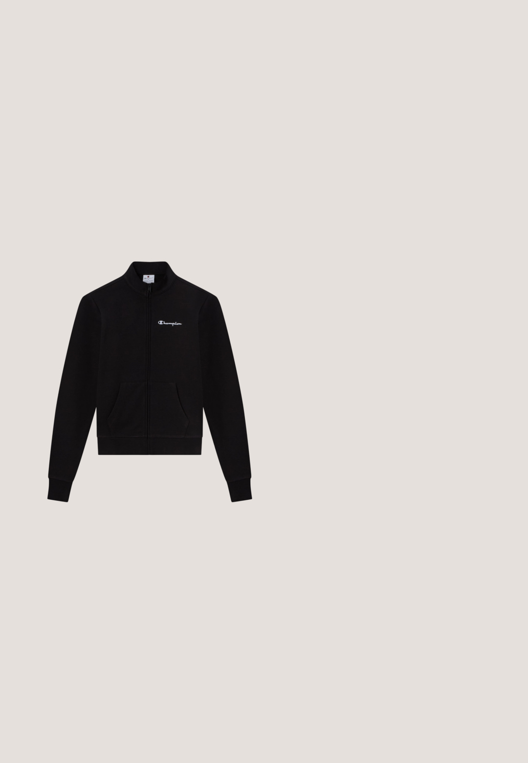 Zwarte sweatvest met ritssluiting, voorzakken, geribbelde boorden, een hoge kraag en het witte "Champion"-logo op de linkerborst.; Kort bruin Champion merk T-shirt met frontlogo tekst en klein logo patch op de linkermouw.; Zwarte sweatpants van zachte stof, met een elastische tailleband, rechte benen en een klein logo aan de zijkant.; Witte en beige lage sneaker met lavendel Champion-logo aan de zijkant, veterclosure en dikke rubberen zool op een witte achtergrond.; Beige tote bag met een gladde textuur, beschikt over dubbele handvaten, een voorzak met ritssluiting en gestreepte accenten langs de zijkanten.; Zilveren gedraaide touw oorringen met een scharnierende sluiting, getoond van voren en van de zijkant op een witte achtergrond.