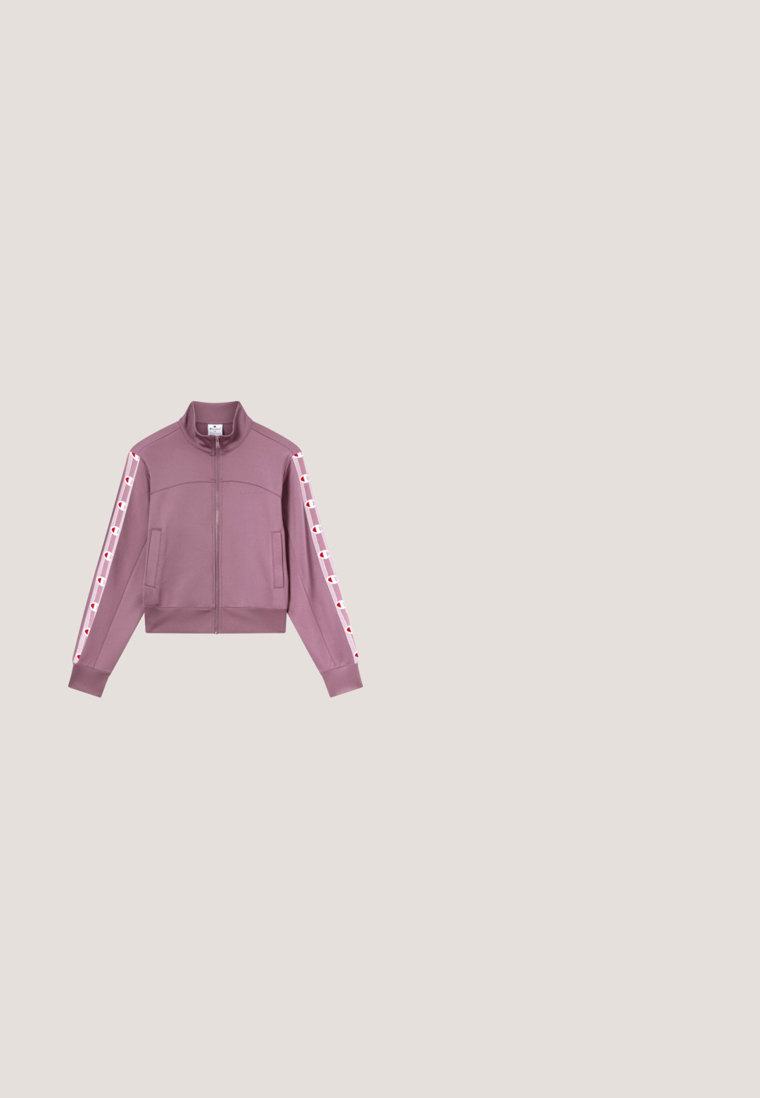 Roze jas met ritssluiting en hoge kraag. Heeft witte strepen langs de mouwen met cirkelvormige rode accenten. Gladde stof, cropped ontwerp.; Lichtroze Puma T-shirt met korte mouwen, ronde hals en klein Puma-logo op de borst, weergegeven op een witte achtergrond.; Roze shorts met elastische taille, zijzakken en een klein wit- en rood FILA-logo op het onderste rechterbeen.; Crèmekleurige sportschoen met een roze zool, blauwe en paarse accenten, perforeerde bovenkant en een afgeronde neus.; Felroze leren totebag met dubbele schouderbanden en een klein zilverkleurig Lacoste krokodillenlogo aan de voorkant in het midden.; Gouden en roze oorknopjes in de vorm van een halve maan met achterkanten met pin, op een witte achtergrond.