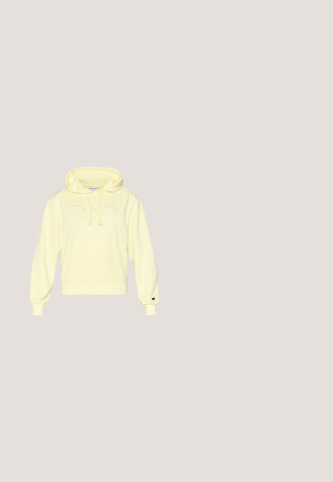 Gelbe Kapuzenjacke mit Fronttasche, verstellbarer Kordelzugkapuze und gesticktem Logo. Weicher Stoff und gerippte Bündchen.; Weißes Baumwoll-T-Shirt mit kurzen Ärmeln, Rundhalsausschnitt und auf der Vorderseite eingesticktem "Champion"-Logo in kontrastierender Textur.; Beige Baumwoll-Jogginghose mit elastischem Bund, seitlichen Taschen und einem kleinen Logo-Patch am linken Bein. Glatte Textur und schmal geschnitten.; Weiße Sportschuhe mit einem strukturierten Mesh-Obermaterial, flexibler Sohle und elastischem Schnürsystem, das ein dezentes Logo an der Seite aufweist.; Schultertasche in Cremefarben aus weichem, gestepptem Stoff, mit einem geschwungenen Griff und einem Logo-Patch. Reißverschluss mit zusätzlichem Charme-Detail.; Ohrringe aus Sterlingsilber mit einem gedrehten Design, das glatte und glänzende Oberflächen aufweist. Keine sichtbaren Muster oder Akzente.