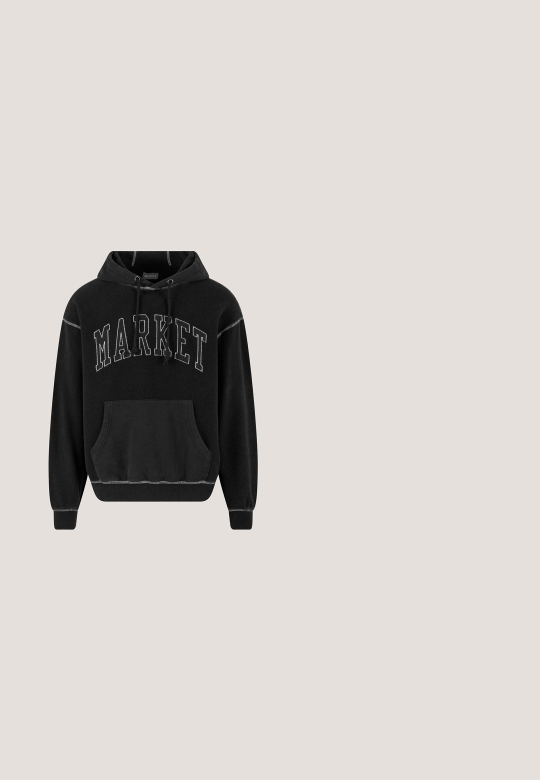 Sort fleece-hoodie med stort "MARKET"-tryk, kængurulomme, snørresnor i hætten og kontrasterende syningsdetalje. Blød tekstur.; Sort bomulds t-shirt med rund hals og korte ærmer i en afslappet pasform. Glat tekstur, ingen mønstre eller accenter synlige.; Sorte afslappede shorts med elastisk talje, enkelt design og en lille hvid mærkeetiket midt på bagpå taljebåndet.; Hvide atletiske sko med en glat syntetisk overdel, der har sorte logo-detaljer og en gummisål. Snørebåndsdesign, med afrundet tåform.; Sort rektangulær skuldertaske med frontklap og justerbar rem, vist på en hvid baggrund.; Sølvkæde med skiftevis mønstrede og glatte ovale led, sikret med en hummerlås, vist på hvid baggrund.