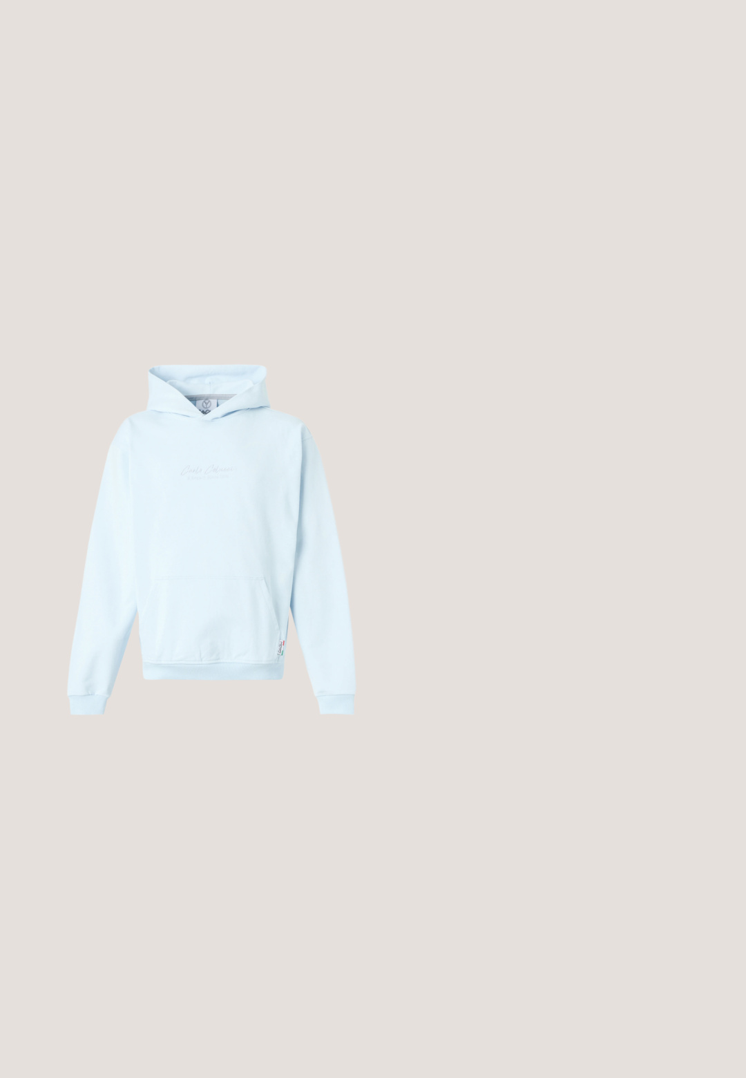 Sudadera con capucha azul claro de tipo pulóver con bolsillo canguro frontal y texto sutil en la pechera, mostrada sobre un fondo liso.; Camiseta de algodón negra con un diseño cuadrado dorado y tachonado en la parte frontal. Mangas cortas, cuello redondo y un ajuste relajado.; Pantalones deportivos negros con corte cónico, cinturilla y puños elásticos, con un sutil patrón texturizado y bolsillos laterales.; Zapatillas blancas con cordones negros y detalles de malla. Presenta un upper de cuero liso y una suela de goma texturizada. Combinadas con unos vaqueros de pierna ancha en gris.; Gafas de sol rectangulares negras con lentes oscuras y varillas transparentes, exhibidas sobre un fondo blanco.; Mochila negra con cremalleras plateadas, bolsillos delanteros y laterales, y un pequeño logo de águila plateado de Armani en el centro frontal.