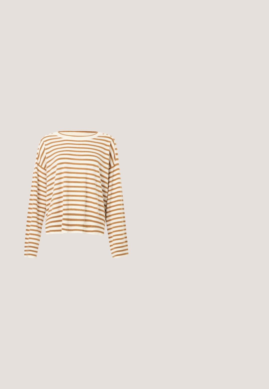 Beige og hvide vandrette stribede langærmet sweater med rund hals og løs pasform.; Lysblå denimskjorte med langeærmer, knaplukning foran, spidse kraver og western-stil yoke-detaljer på skuldrene.; Lyseblå cowboybukser med en udvidet benstil, der har en gradvis ombré-effekt og en klassisk knaplukning.; Hvid og beige plateau-sneaker med snørelukning foran og gummisål, sideskilt og syninger på panelerne.; Sort læder tote bag med en struktureret overflade, der har to lange håndtag og en guldtonet knaplukning foran.; Ørestikker i guldtone formet som knuder, besat med små klare krystaller, vist på en lysegrå baggrund.