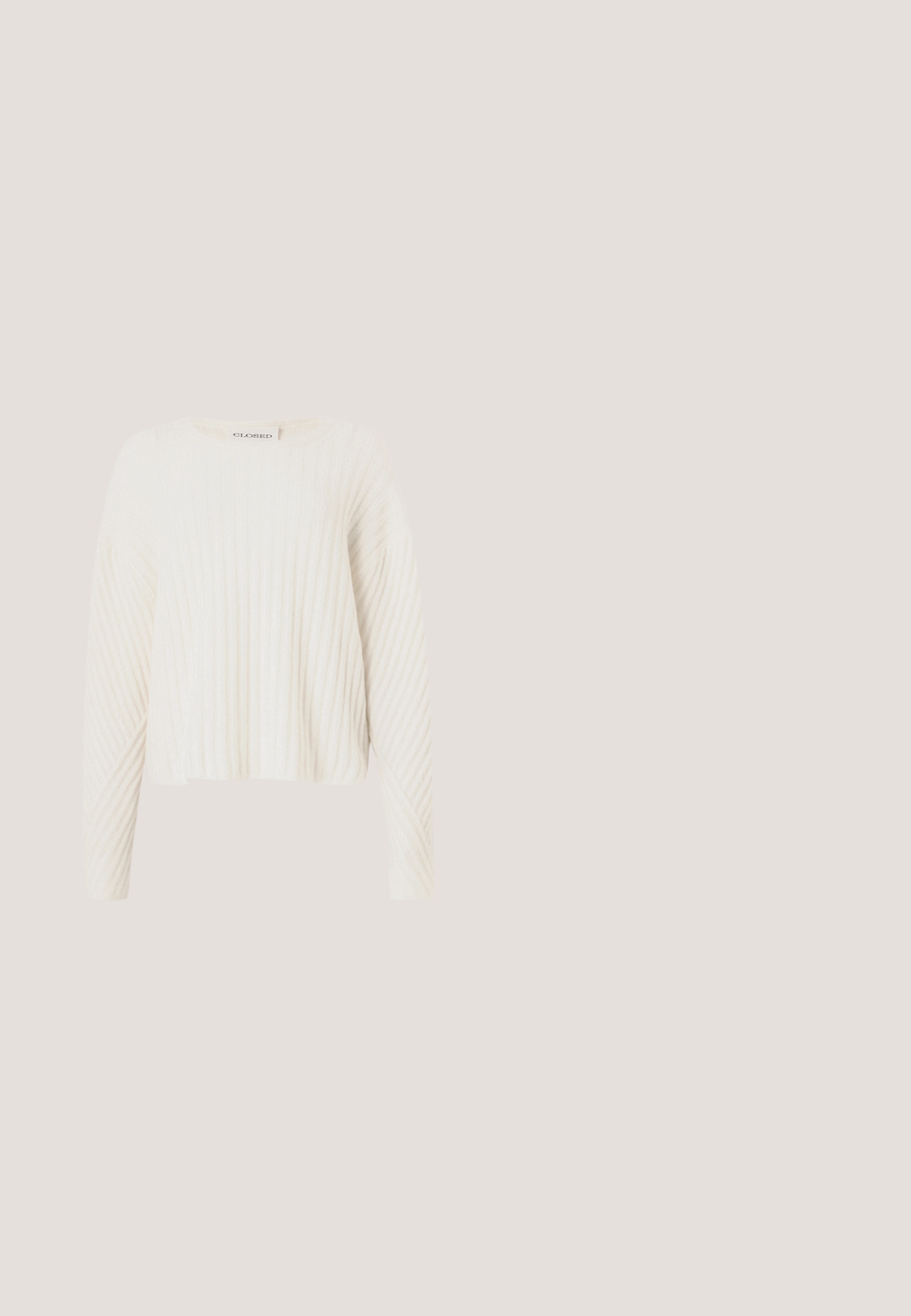 CLOSED CREW NECK - Striktrøje - ecru; Hvid hæklede crop top med justerbare stropper, med et struktureret mønster og bølget kant. Let og åndbart stof.; Denim nederdel med en lys til mørk blå gradient, knælængde, med lige snit, frontslids og klassisk knap- og lynlås-lukning.; Sort flip-flop sandal med guldbeslag og øjer svævende over træflise udendørs gulv med grå grus mellemrum.; Solbriller med katteøje i skildpaddemønster, brune linser, kantet stel og gyldne accenter på hvid baggrund.; Sort flettet tote-taske med flettede håndtag og dekorative snøringdetaljer tværs over fronten og siderne på en ensfarvet baggrund.