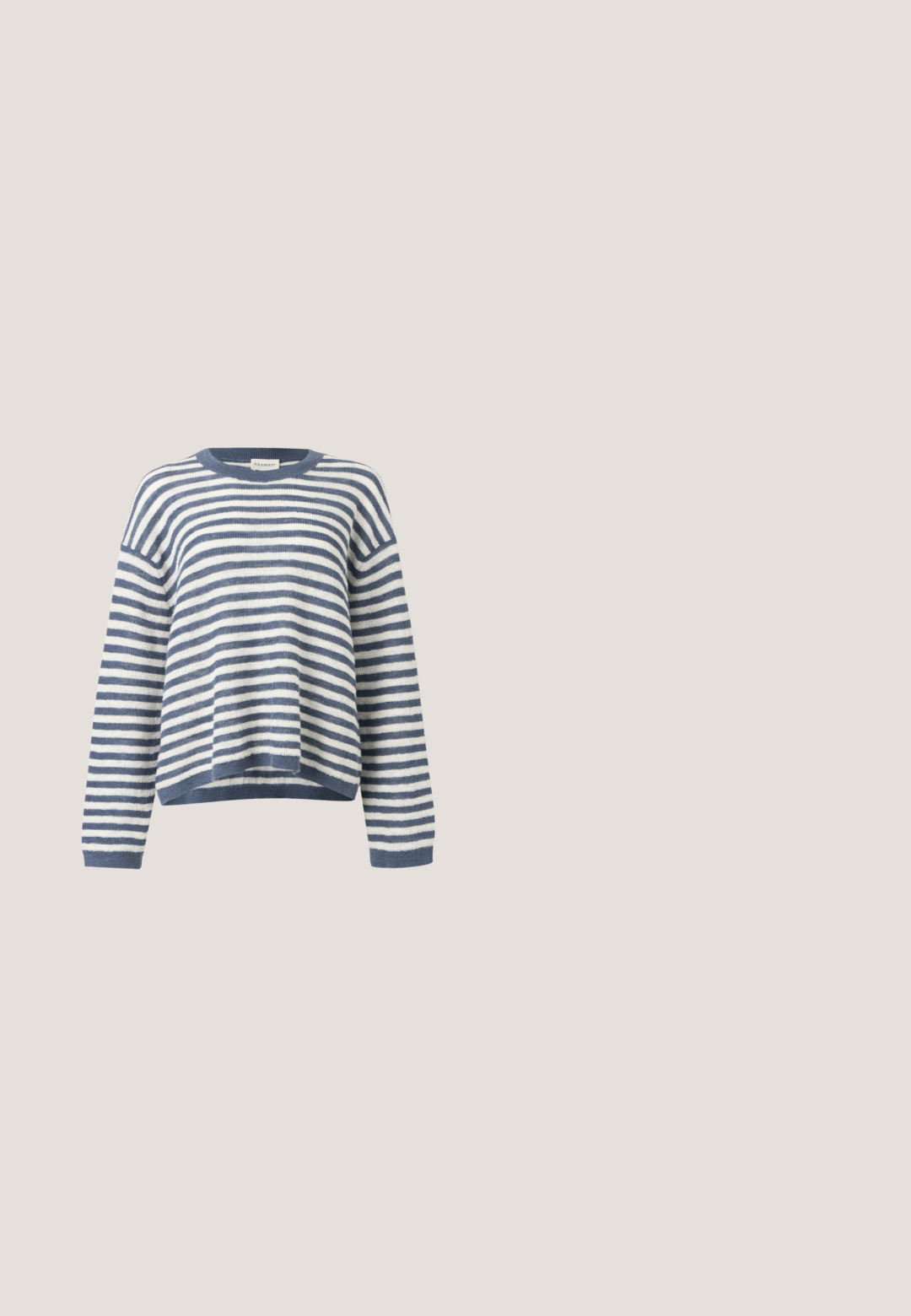 Pull en maille à rayures horizontales bleues et blanches, manches longues et coupe légèrement courte et décontractée.; Chemise en denim bleu foncé à manches courtes, col en V large, avec col et deux poches poitrine devant avec coutures visibles.; Jean en denim bleu foncé taille haute à jambes larges, avec fermeture devant par bouton et zip, passants pour ceinture et poches latérales.; Baskets basses en suède doré et noir avec des lacets marron, semelle en caoutchouc texturé et détail de logo sur le côté extérieur.; Sac à épaule en cuir souple marron avec cadre métallique argenté et fermoir, une sangle réglable et une poignée chaîne tressée sur fond blanc.; Boucles d'oreilles en métal doré présentant un design lisse et arrondi avec trois courbes entrelacées, une finition polie et un fermoir sécurisé.