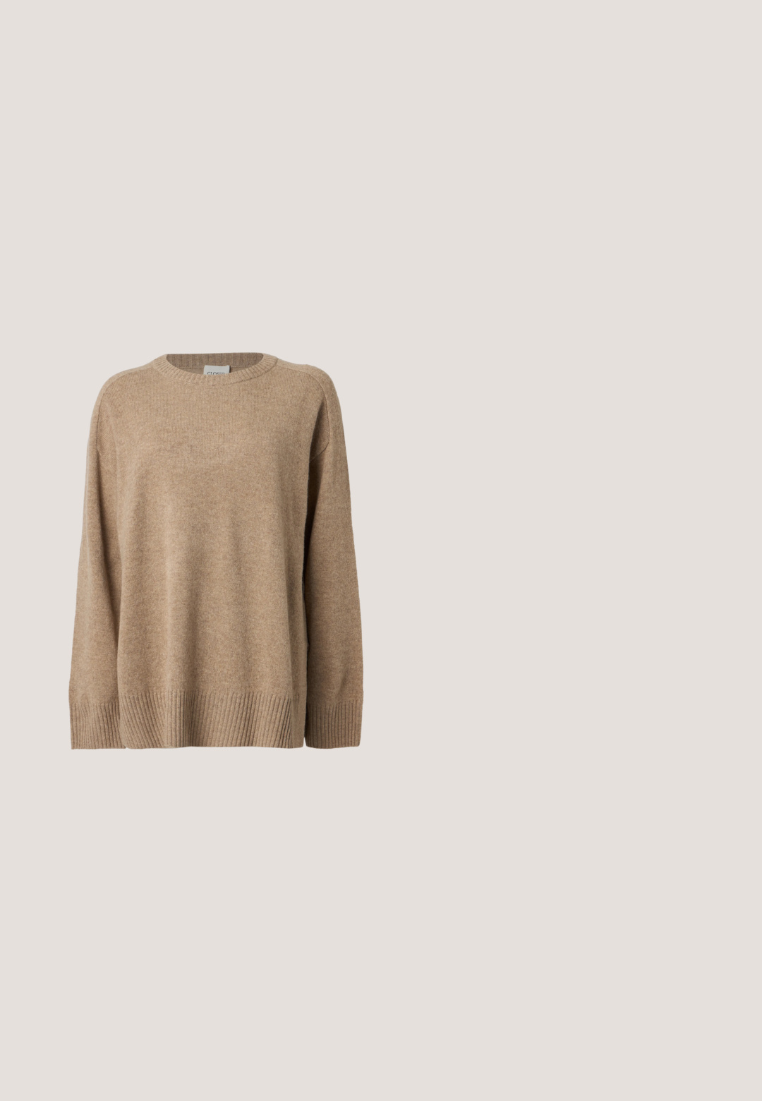 Jersey de punto beige de manga larga con puños, bajo y cuello redondo acanalados, mostrado extendido sobre un fondo blanco.; Camisa marrón de manga larga con cuello alzado y botón a presión, dos bolsillos delanteros con solapa y tapeta de botones oculta.; Pantalones de pierna ancha grises con un frente plisado, hechos de una tela suave. Presentan una cinturilla plana con cinturas y bolsillos laterales.; Botín Chelsea de cuero marrón oscuro con paneles laterales elásticos negros y tira de agarre, tacón bajo y puntera redondeada sobre fondo blanco.; Bufanda de lana beige con flecos en los extremos y una pequeña etiqueta blanca cerca de un borde, expuesta plana sobre un fondo blanco.; Bolso tote de cuero marrón con superficie texturizada, diseño alargado, dos asas largas y una sutil marca en la parte frontal.