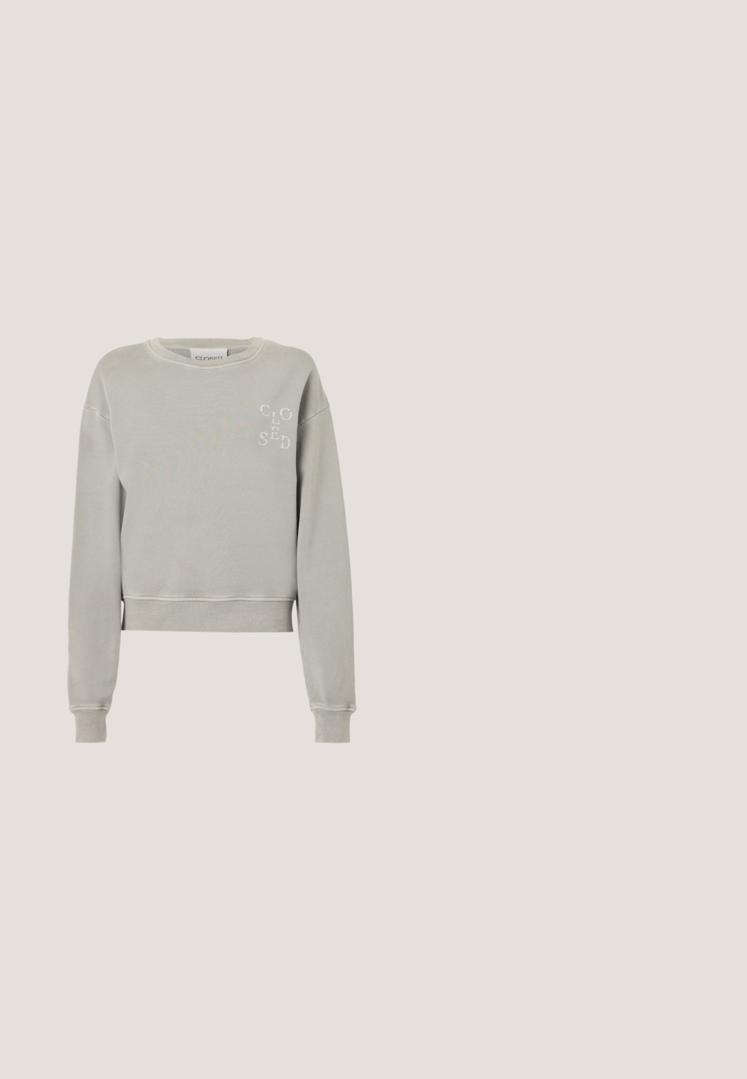 Sweatshirt court gris clair en coton doux avec des poignets côtelés, un col rond et un logo estampé "CLOSED" sur la poitrine.; T-shirt blanc à manches courtes avec col rond, design minimaliste, et logo "PINKO" centré sous l'encolure.; Short en denim bleu longueur genou avec poches avant et fermeture à boutons sur un fond uni clair.; Baskets blanches en cuir texturé, avec une semelle épaisse, un bout rond et un système de laçage ; associées à des chaussettes unisexe gris clair et à une jupe en denim.; Sac d'épaule rectangulaire blanc avec des bretelles longues et fines, couture minimale, et fermeture éclair sur un fond uni.; Boucles d'oreilles clous carrées en argent avec des centres de pierres précieuses taillées claires sur un fond blanc uni.