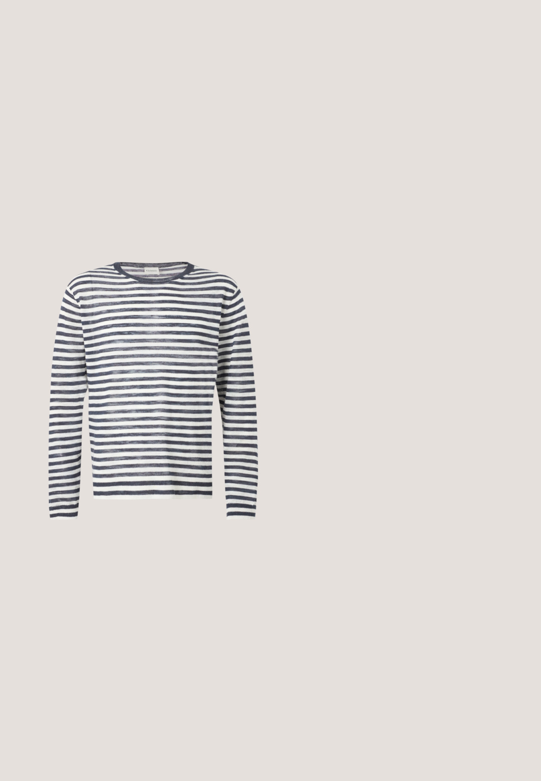 Striktrøje med rund hals og lange ærmer med horisontale marineblå og hvide striber.; Kortærmet polo t-shirt med en marineblå bund og lodrette striber i hvid og beige. Har krave og knaplukning foran.; Navyblå slim-fit bukser med elastisk talje og snøre, med for- og sidesømme samt sidelommer.; Sort læder slip-on loafer med syninger og gummisål, vist fra siden på en ensfarvet hvid baggrund.; Mørkeblå solbriller med mat overflade, firkantede linser og tykke stel. Har subtile mærkninger på stangen.; Mørkeblå læder laptop taske med dobbelte top håndtag, aftagelig skulderrem, tekstureret finish og diskrete metalliske detaljer.