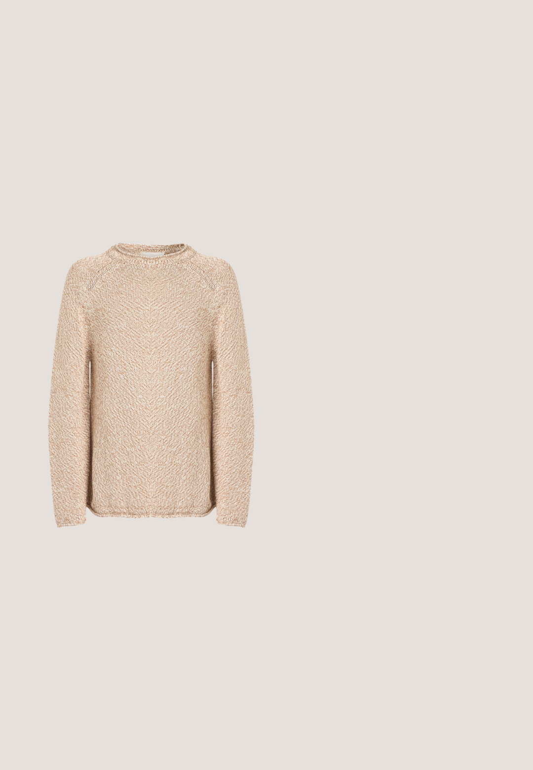 Pull en maille chinée beige et blanche avec manches raglan longues et encolure ronde, présenté sur un fond blanc.; Chemise marron à manches courtes boutonnée avec col pointu et motif géométrique abstrait cousu sur toute la surface.; Pantalon beige à jambes droites avec un motif à carreaux subtil, passants de ceinture et un pli frontal, présenté sur un fond blanc uni.; Chaussure Oxford en cuir marron poli avec semelle et lacets noirs, vue latérale sur fond gris clair uni.; Sac bandoulière en cuir marron foncé texturé avec une sangle réglable et un petit accent décoratif bleu sur le côté.; Ceinture en cuir marron foncé roulée avec une boucle rectangulaire argentée sur fond blanc.