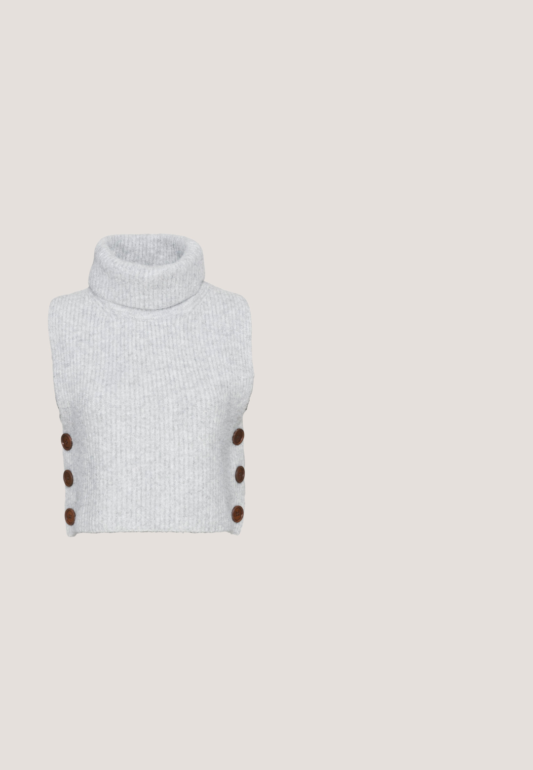 Šedý rebrovaný cropped svetrový rolák s textúrovaným povrchom, s hnedými gombíkmi na ľavej strane pre detail.; Čierny dlhý rukáv turtleneck top vyrobený z hladkej látky, s priliehavým strihom a vysokým golierom, vhodný na vrstvenie alebo samostatné nosenie.; Čierne široké nohavice vyrobené z mäkkého materiálu, s vysokým elastickým pásom a diskrétnymi skladmi v prednej časti; bez viditeľného kovania alebo vzorov.; Čierne členkové topánky na podpätku s rebrovanou ponožkovou časťou, hladkým povrchom, zaoblenou špičkou a blokovým podpätkom pre stabilitu.; Čierna kožená crossbody taška s klopou, zlatým kovovým doplnkom, nastaviteľným popruhom a textúrovaným povrchom. Kompaktný obdĺžnikový tvar.; Strieborné kovové náušnice s dvoma prepojenými kruhmi, jeden väčší a jeden menší, s jemne brúseným povrchom a zarážkami na zatlačenie.