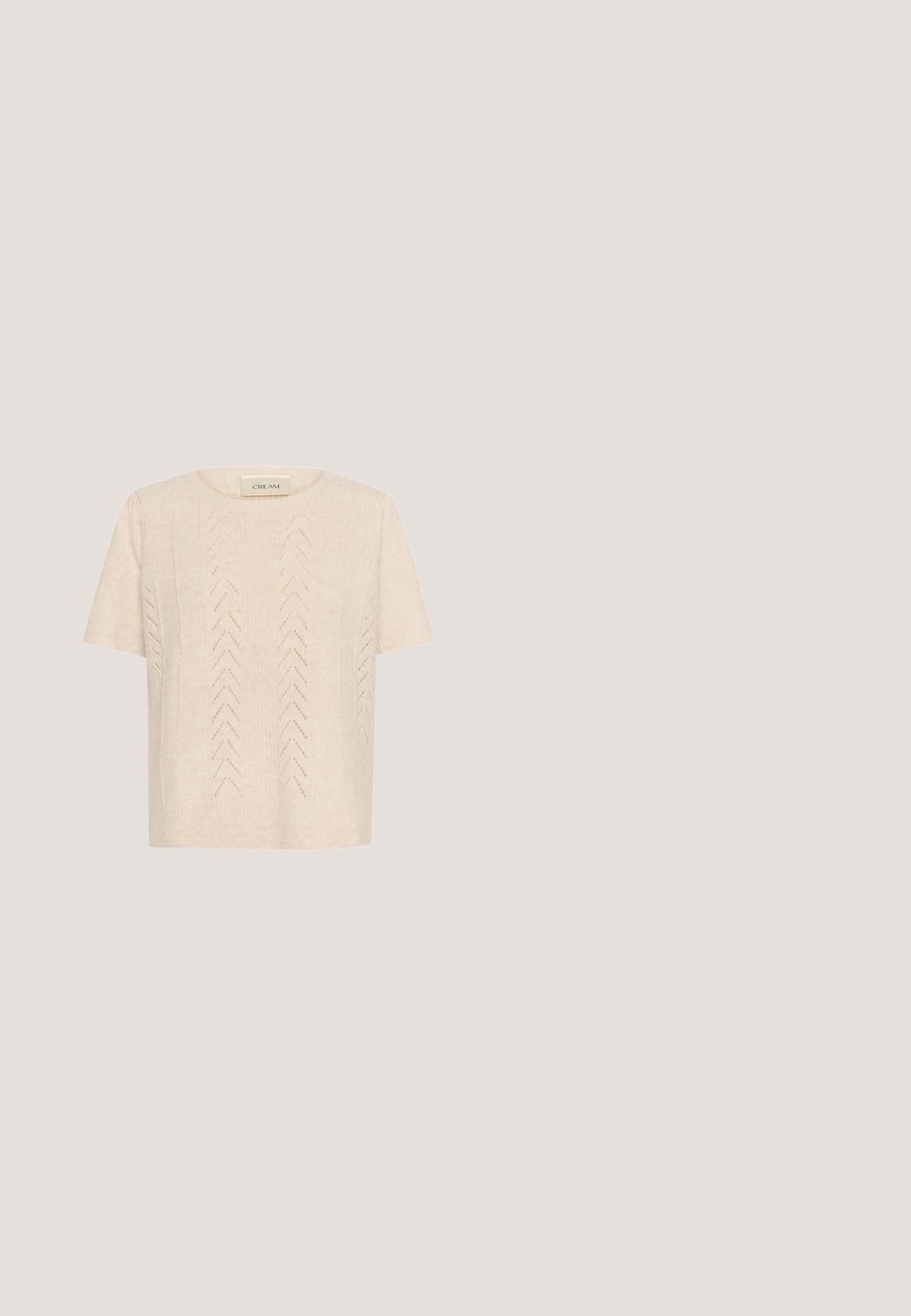 Beige strikket sweater med korte ærmer, der har et struktureret chevron-mønster. Rund halsudskæring med en lige kant og blød finish.; Beige ærmeløs top med spids krave og lynlås foran. Lavet af struktureret materiale med en skræddersyet pasform og minimale designdetaljer.; Beige bukser med vide ben med lodrette tynde brune striber og elastisk taljebånd, vist på hvid baggrund.; Beige strikket sneakers med snørelukning foran, perforerede sider for ventilation og en tekstureret gummisål.; Beige læderhåndtaske med en halvmåneform, en enkelt skulderrem og sølvfarvet hardware. Har et mærke og lynlåsdetailler.; Guld kædearmbånd med uregelmæssige guldperler og hvide formede perler, med lås og justerbar længde. Elegant, struktureret design.