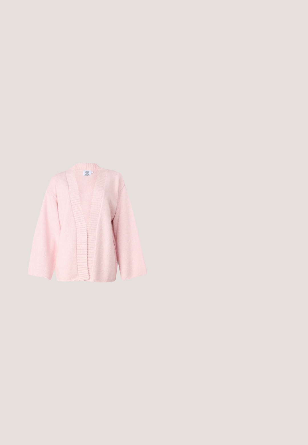 Lyselyserød cardigan lavet af blød, tekstureret stof. Har en bred åben front, ribbede kanter og ærmer til albuen. Ingen lukninger.; Hvid T-shirt med korte ærmer med lyserød tekst "Fleur de Jardin" og et sort firkantet blomsterdesign formet som tre overlappende hjerter.; Lyseblå flagrende jeans lavet af denim, med høj talje, fem lommer, en lynlås foran og en metallisk knaplukning.; Hvid sneaker med lyserøde logoaccenter, tekstureret læder og stofmaterialer, med gummisål og diskret branding.; Tote-taske med pinke håndtag med farverigt abstrakt landskabsdesign i pink, grøn, orange og blå, med en sølvfarvet MK-charme fastgjort.; Et par polerede guldøreringe formet som hjerter med subtilt indgraveret "CD" logo på en ensfarvet hvid baggrund.