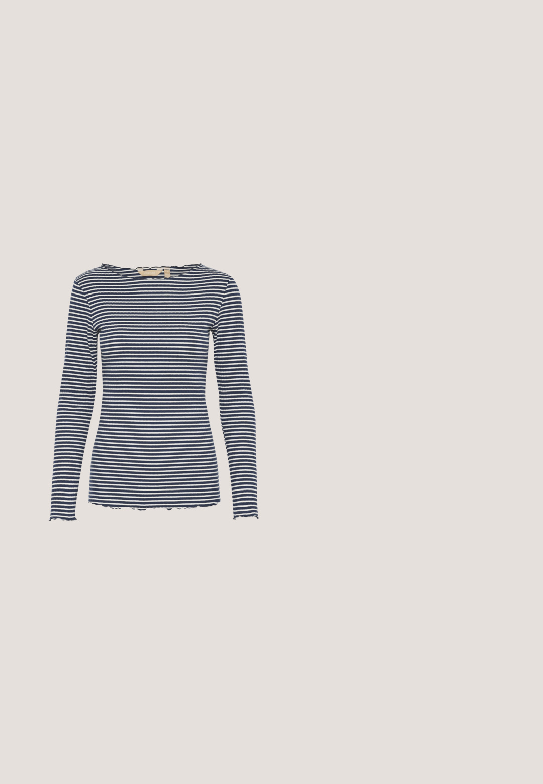 Marineblauwe en witte gestreepte longsleeve top met een ronde hals en licht rafelende zomen. Zachte stof, aansluitende pasvorm.; Mouwloos donkerblauw spijkervestje met zes zwarte knopen aan de voorkant en een ronde halslijn.; Wijd-uitlopende broek in donkerblauw, met een gladde stof, op maat gemaakte plooien en een hoge taille. Geen zichtbare zakken of versieringen.; Marineblauwe lage sneaker met beige geweven plateauzool, beige hielstuk, ronde veters en goudkleurige "Armor-lux" branding aan de zijkant.; Rechthoekige zonnebril met zwarte en schildpadkleurige monturen en bruin getinte glazen, gefotografeerd van voren tegen een witte achtergrond.; Navy leren schoudertas met een opklapbare flap, gouden hardware, twee gesp-accenten en voorvakken. Verstelbare schouderriem inbegrepen.