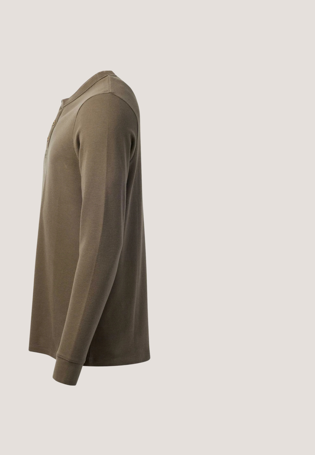 Camisa texturizada de manga larga en verde oliva mostrada desde atrás con cuello redondo y puños lisos sobre fondo blanco.; Chaqueta de lona verde oliva con cuello, con dos bolsillos delanteros y cierre de botones. Tejido texturizado con detalles de costuras visibles.; Pantalones cargo beige hechos de una tela duradera, con dos bolsillos laterales, cierre de botón y piernas ajustadas con una textura suave.; Botas de cuero marrón hasta el tobillo con acabado texturizado, ojales de metal y suela de goma negra con protuberancias. Presenta una lengüeta en la parte posterior para facilitar su uso.; Bolso mensajero de tela verde con detalles de cuero marrón, tapa frontal, correa ajustable y cierre con cremallera en la parte superior. Presenta herrajes dorados.; Cinturón de tela marrón con hebilla rectangular negra con el logo y texto de Volcom Workwear en beige.