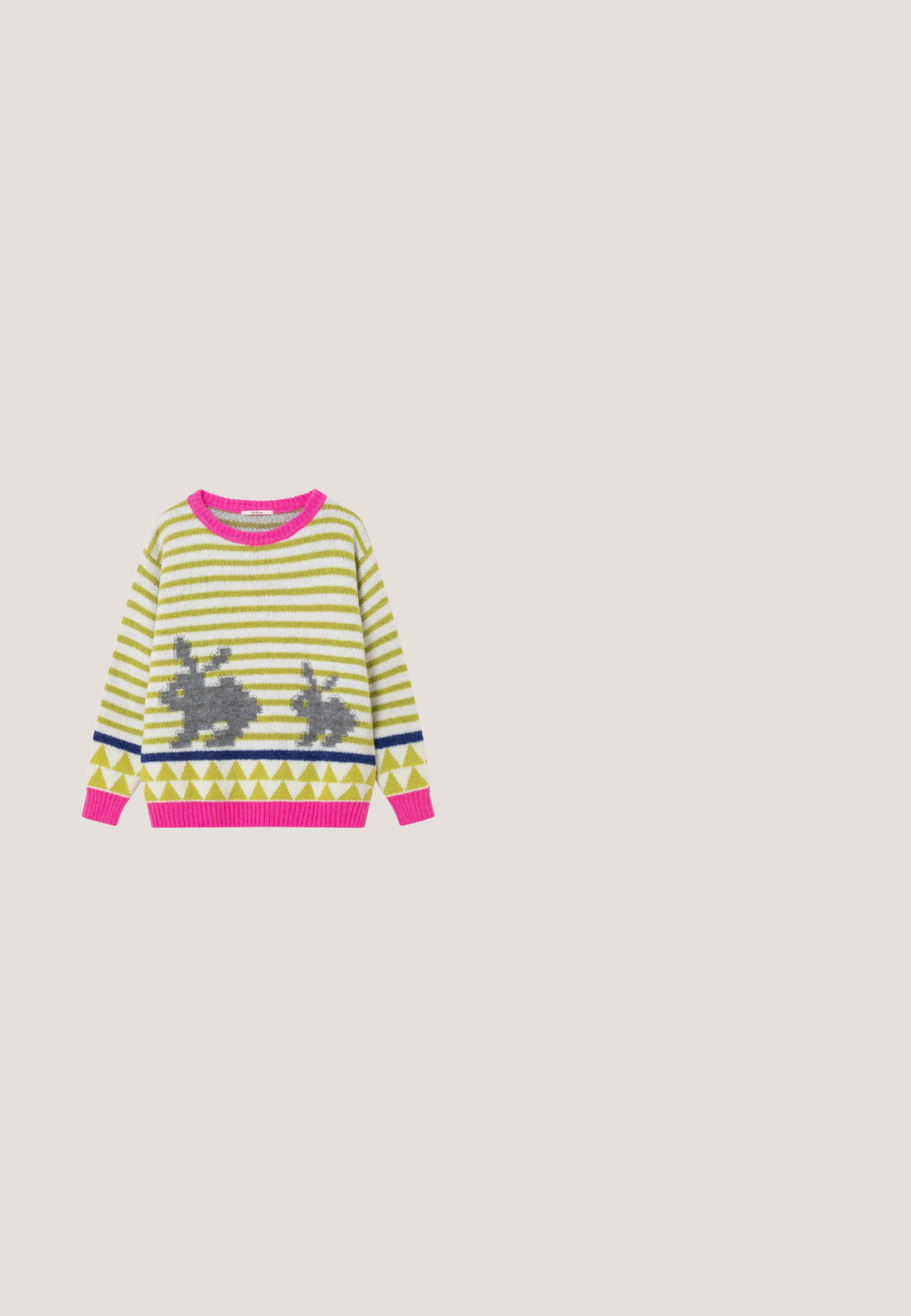 Stripet strikket sweater med pink krave og manchetter, med to grå kanin-silhuetter og grønne trekantmønstre på hvid baggrund.; Hvid t-shirt med korte ærmer og sort tekst "MOSCHINO JEANS" trykt hen over brystet, vist på en ensfarvet baggrund.; Flared jeans i mørkeblåt denim. Har et højtaljet design, fem lommer og minimale syninger. Glat tekstur og ren finish.; Snørebånd ankelstøvle i sort læder med en brun mønstret tekstilkrave. Har guld øscher og en blokhæl. Bagpå er der en løkke til at trække i.; Mørkegrøn læder skuldertaske med en enkelt strop, guld lynlås og "Love Moschino" logo i guld foran i midten.; Et par sølvfarvede hjerteformede øreringe besat med små klare krystaller på en ensfarvet hvid baggrund.