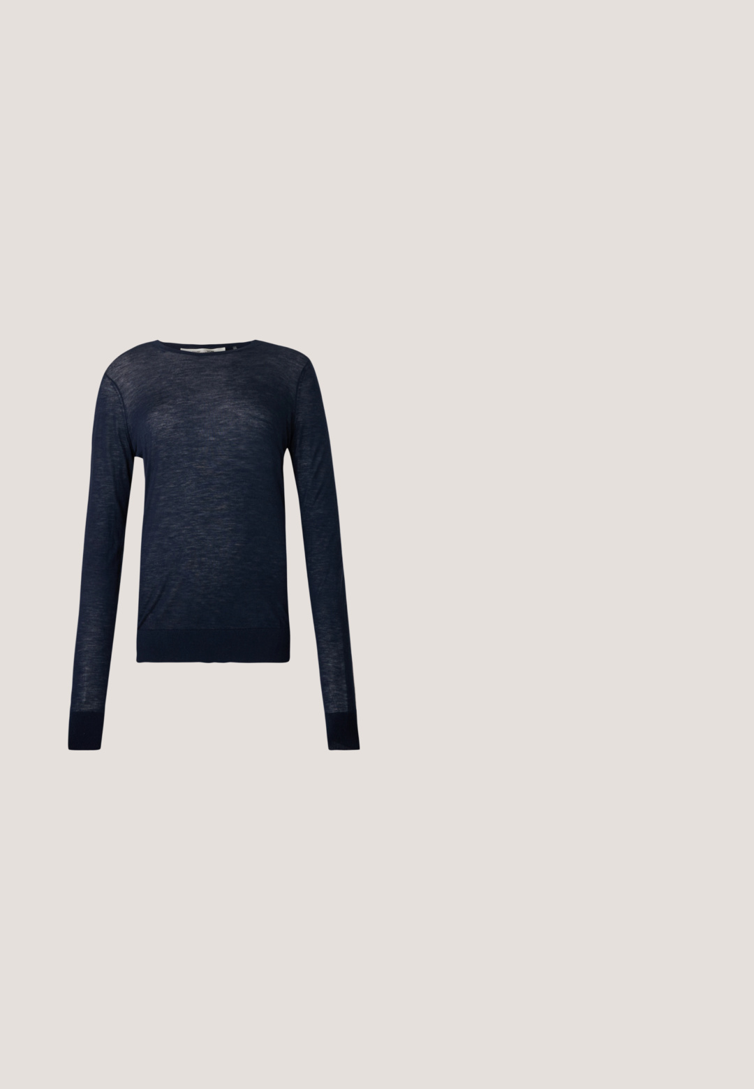 Marineblauwe trui met lange mouwen, gemaakt van lichtgewicht, gestructureerde stof met een ronde hals en nauwsluitende manchetten, voorzien van een subtiel, ademend ontwerp.; Korte mouwen, cropped marineblauw jasje met een puntkraag, knoopsluiting aan de voorkant en twee klepzakken met knopen.; Navyblauwe op maat gemaakte broek van een gladde stof, met een rechte pijp, voorplooien en een getailleerde tailleband.; Marineblauwe suède pump met hoge hak, puntige neus en een subtiel cut-out ontwerp aan de zijkanten, met een slanke naaldhak.; Marineblauwe leren handtas met textuur, voorzien van een bovenste handvat, zilveren kettingriem en een zilveren rechthoekige sluiting, afgebeeld tegen een effen witte achtergrond.; Een paar gouden creolen met afgeronde kraaldetails langs de buitenrand op een lichte achtergrond.
