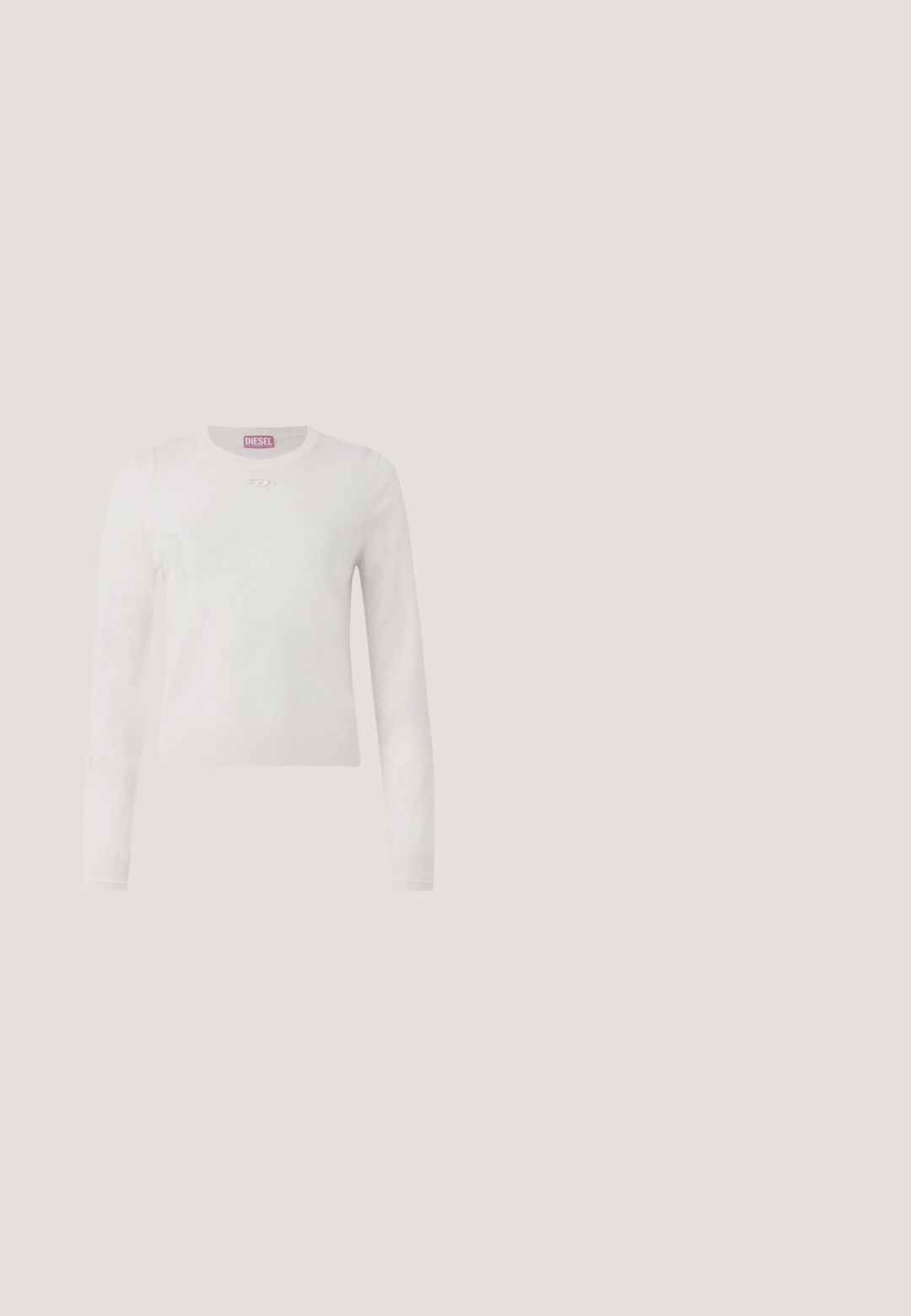 Biela dlhá mikina s dlhým rukávom a okrúhlym výstrihom. Vyrobená z mäkkého materiálu. Obsahuje malé, diskrétne logo na hrudníku. Jednoduchý, minimalistický dizajn.; Biely rebrovaný top s krátkymi rukávmi, s vysokým golierom a výrezom v tvare srdca na hrudi, so strieborným detailom uprostred.; Tmavomodré rozšírené džínsy s priliehavým pásom, dizajnom s piatimi vreckami, jemným blednutím na stehnách a kovovým zapínaním na gombík v páse.; Biela teniska s textúrovaným zvrškom, zaobleným tvarom, hrubou bielou podrážkou a kontrastnou čiernou podrážkou. Má šnurovanie a zadný pútko.; Žltá kožená kabelka s dvoma rúčkami a reliéfnym oválnym logom na prednej strane, zobrazená na jednoduchom svetlom pozadí.; Pár náušníc v tvare srdca s dvojfarebným dizajnom, jedna polovica zlatá a druhá strieborná, na strieborných háčikoch.