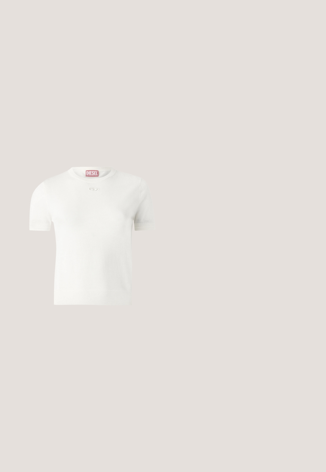 Valge lühikese varrukaga T-särk, mis on valmistatud pehmest kangast, ümarate kaelusega ja väikese hõbedase logoga rinnal. Sile tekstuur.; Denim jean jope, mis on sinise ja halli segu, millel on tõmblukuga esiosa, pikad varrukad ja ainulaadne abstraktne muster. Tekstuuriga kangas.; Kitsad teksad heleda sinise denimi värviga, millel on eesneed, viis taskut ja pleekinud pesu koos peente värvitoonide erinevustega.; Mustad sportkingad seemisnahast ja sünteetilisest pealsest, millel on tekstureeritud disain, ümar nina ja lame tald. Hõbedane logo küljele kinnitatud.; Denimist käekott, millel on tikandimuster, sinine värv, lühike põimitud käepide ja hõbedane kett, millel on metallist bränditekst.; Süda kujuga kõrvarõngad valgest plastikust hõbedase riistvaraga. Omavad "Guess" hallis kirjas. Sile tekstuur ja poleeritud viimistlus.