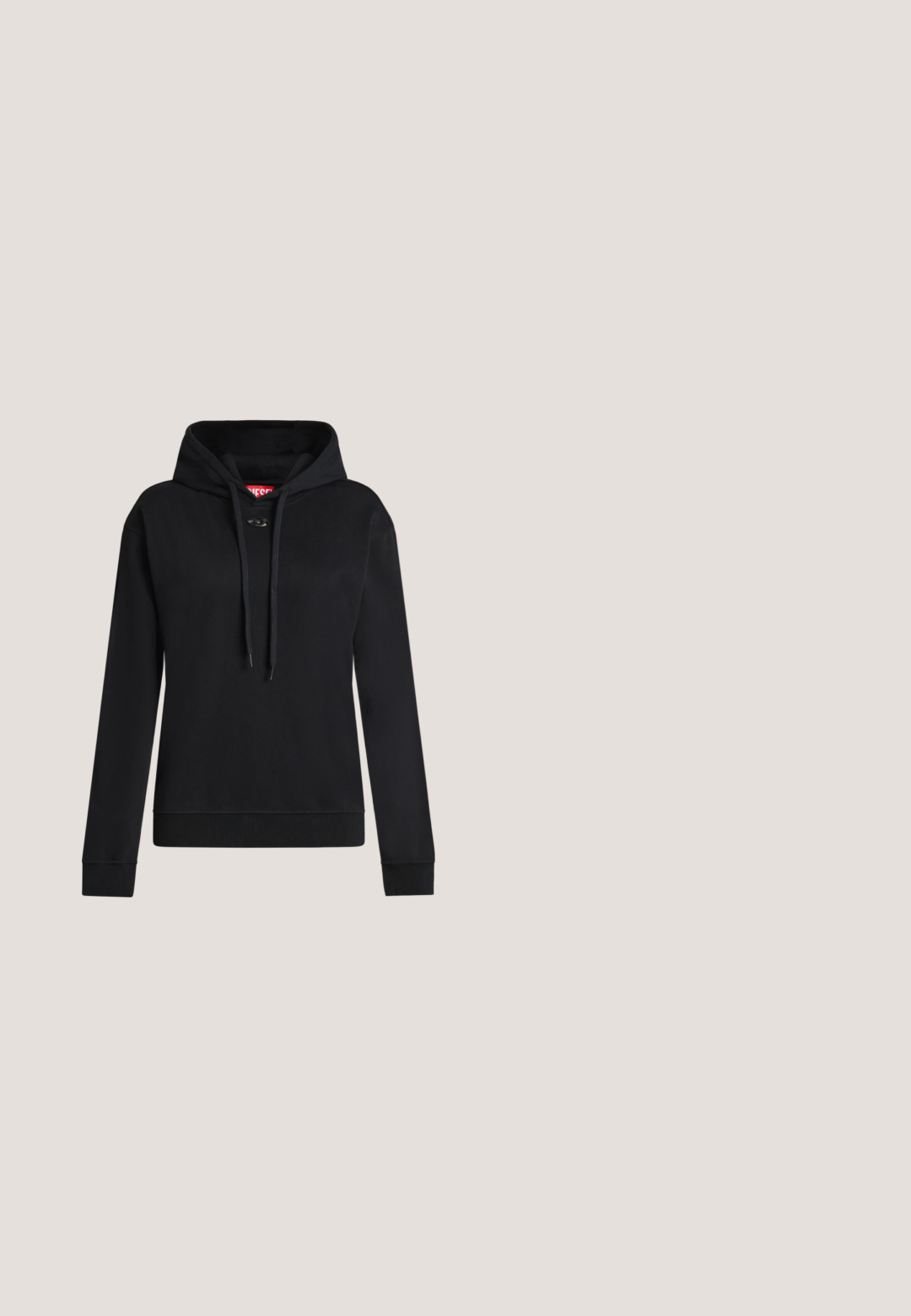 Sudadera negra de manga larga con capucha, cordones delanteros y puños y dobladillo acanalados, mostrada sobre un fondo claro y liso.; Top sin mangas de canalé beige con escote redondo, diseño sin mangas y un pequeño logo en relieve en el centro delantera. Textura de tela suave.; Jeans de mezclilla azul de corte acampanado con un lavado claro, cinco bolsillos, detalles de costura y una cintura con cierre de botón y cremallera.; Zapatillas negras con una mezcla de cuero liso y ante, que presentan un panel texturizado y una suela de goma blanca de perfil bajo.; Bolso cruzado rectangular de cuero negro con correa de hombro ajustable, cremallera superior y pequeño logo dorado de Calvin Klein en el frente.; Par de pequeños pendientes de aro plateados brillantes con base redonda, exhibidos sobre un fondo claro y liso.