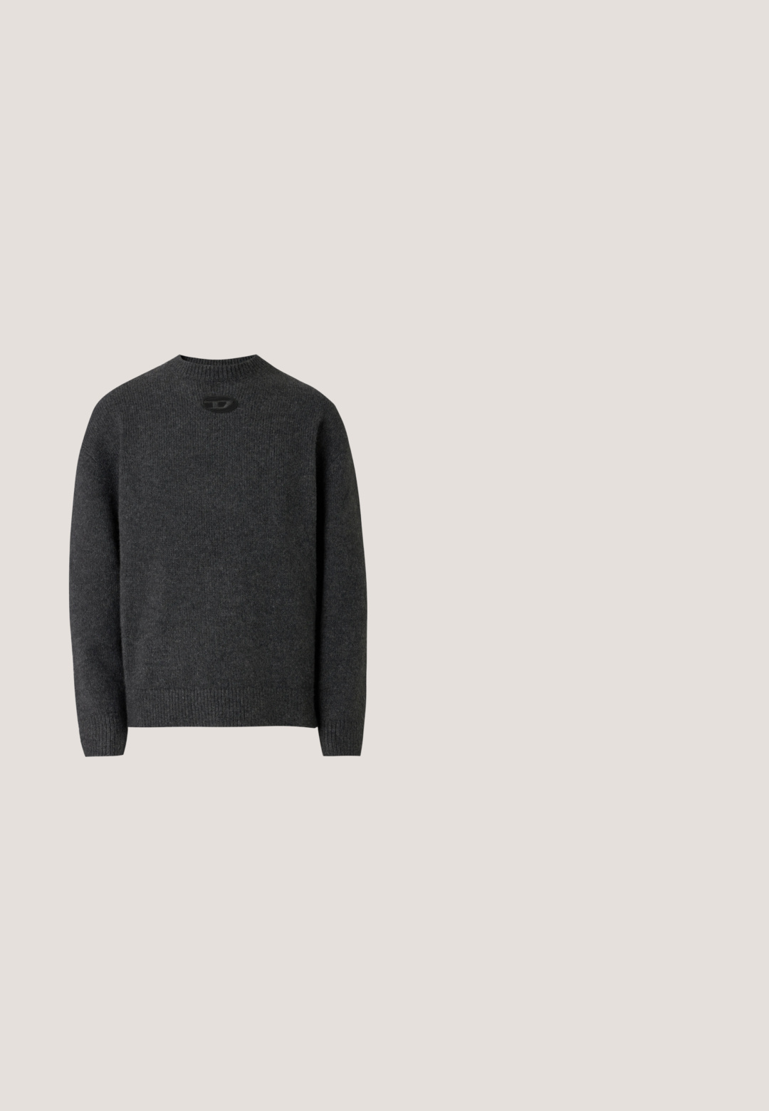 Mørkegrå sweater lavet af blødt strikket stof med rund halsudskæring og ribstrikkede manchetter og kant. Har et lille logodetalje på ryggen.; Sort bomulds T-shirt med et hvidt skriftskriftlogo "Pepe Jeans" med en blå accent, rund hals og korte ærmer. Enkel, ensfarvet design.; Mørkegrå jeans lavet af denim, med et klassisk fem-lomme design, lige pasform og metalknaplukning i taljen.; Sort læder ankelstøvle med struktureret overflade, rund tå, snørebånd fortil og en svag hæl med gummisål.; Sort læder crossbody taske med en glat overflade, en frontklap, sølv logo accent og en justerbar stofrem.; Halskæde med skiftevis beige cylindriske og mørke runde perler, med en mørk lås, vist på en ensfarvet hvid baggrund.