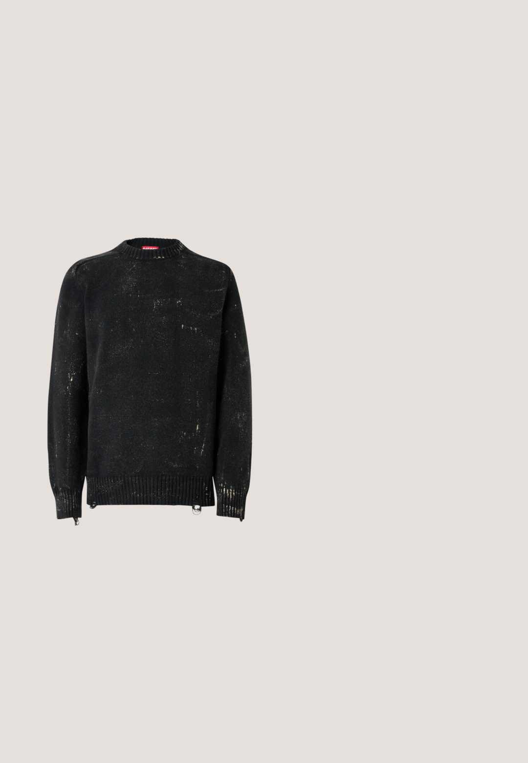 Pull noir en maille avec un col rond, des poignets et un ourlet côtelés. Présente une texture usée avec des marques plus claires. Fermetures éclair latérales pour ajustement.; Débardeur blanc sans manches en tissu lisse. Il présente un col rond et un petit logo "D" rouge au centre.; Jean en denim bleu clair avec une coupe droite, couture double, poches avant et finition délavée. Aucun logo visible.; Baskets Diesel noires et grises avec semelle épaisse, système de laçage à bascule et design texturé sur fond gris clair uni.; Anneau en métal argenté à design segmenté, avec le logo gravé "DIESEL". Texture lisse avec une finition polie.; Ceinture noire Diesel avec grand texte logo blanc, boucle rectangulaire en argent, et détail de boucle métallique brandée, enroulée sur un fond clair.