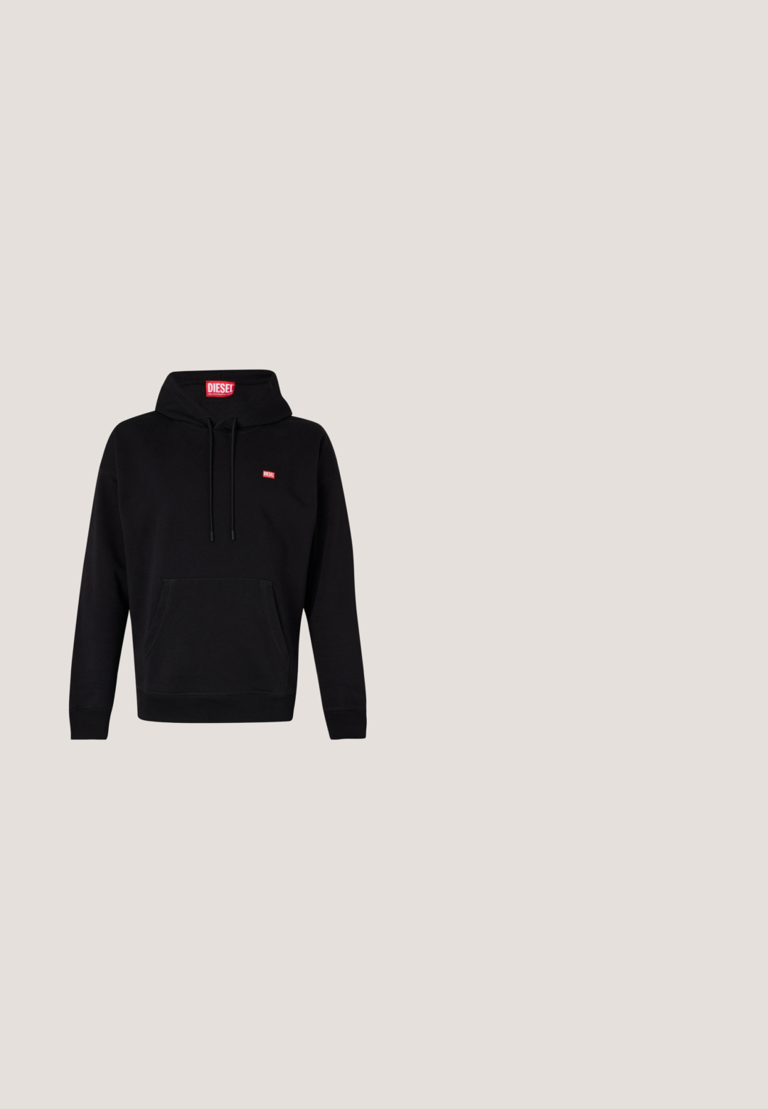 Schwarzer Hoodie aus Baumwolle. Verfügt über eine Fronttasche, Kordeln und ein kleines weißes und rotes Logo auf der Brust. Klassische Passform.; Schwarzes T-Shirt aus Baumwolle, mit kurzen Ärmeln, rundem Ausschnitt und einem roten "DIESEL"-Logo auf der linken Brustseite.; Schwarze Jeans aus Denim mit einem leicht verblassten Muster. Eng anliegendes Design, gerade Beinform, Fünf-Taschen-Stil und Knopfverschluss an der Taille.; Schwarz- und graue Diesel-Sneaker mit dicker Sohle, Schnürverschluss und strukturiertem Design auf einem schlichten hellgrauen Hintergrund.; Arnette HOT SHOT - Sonnenbrille - dark grey; Schwarzer Ledergürtel mit einer silbernen Metallschnalle, auf der der eingeprägte Text "DIESEL" zu sehen ist. Das Design ist schlank mit einer glatten Textur.