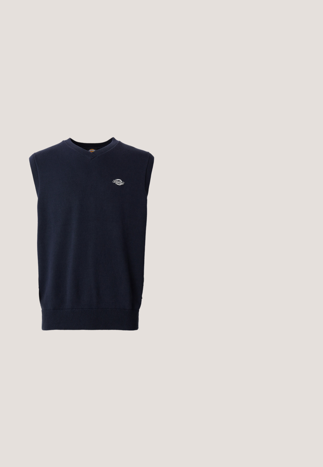 Marineblauwe mouwloze trui met een V-hals, geribbelde onderrand en een klein logo aan de linkerkant. Gemaakt van een zachte, gestructureerde stof.; Marineblauw poloshirt met korte mouwen, kraag, twee knoppen aan de voorzijde en een klein geborduurd logo op de linkerborst.; Beige katoenen wijde broek met voor- en zijzakken, met paneelstiksel en een riemlus op de tailleband.; Witte leren sneaker met een gladde textuur, ronde neus, marineblauwe hakaccent en een zebraafbeelding aan de achterkant. Beschikt over een vetersluiting.; Polo Ralph Lauren Zonnebril - shiny black; Grote marineblauwe tas met crèmekleurige handvatten en basis, voorzien van een externe ritszak met beige geborduurde initialen aan de voorkant.